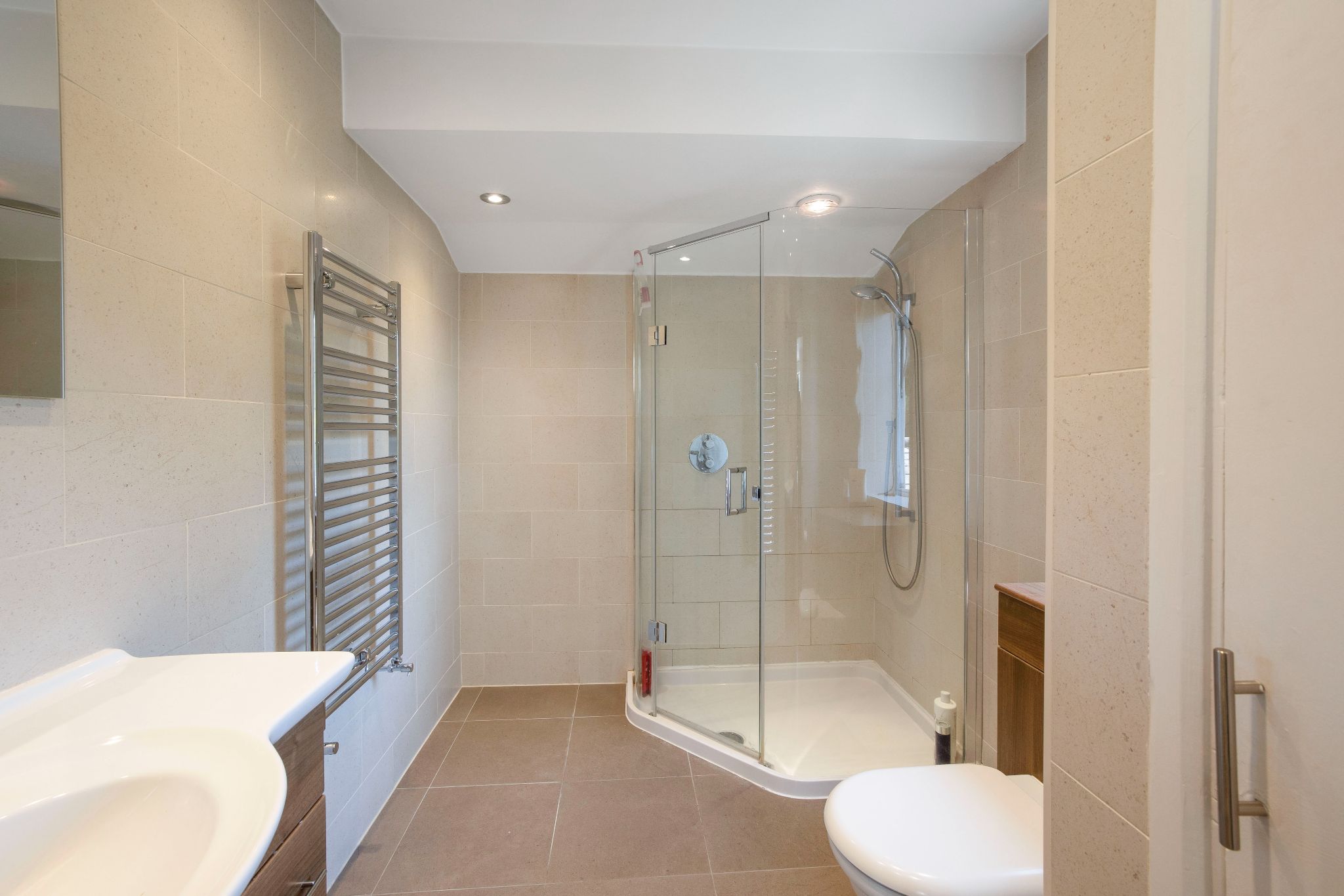 5 bedroom detached house Sale Agreed in Hertford - Photograph 18