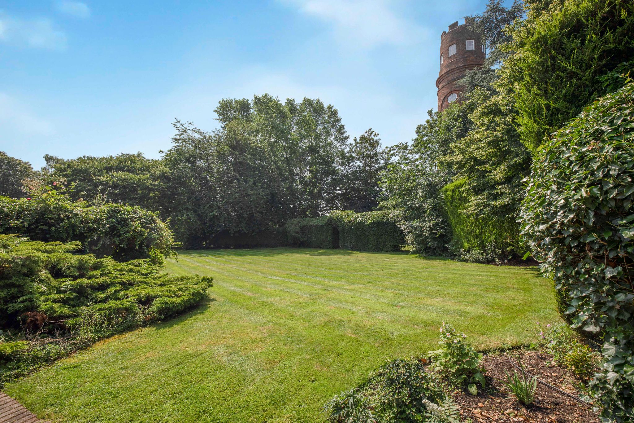 5 bedroom detached house Sale Agreed in Hertford - Photograph 15