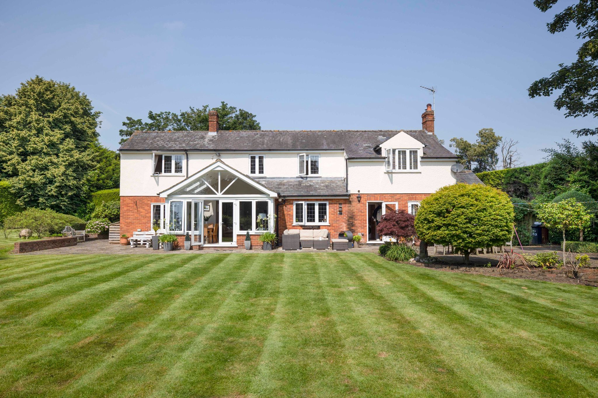 5 bedroom detached house Sale Agreed in Hertford - Photograph 6