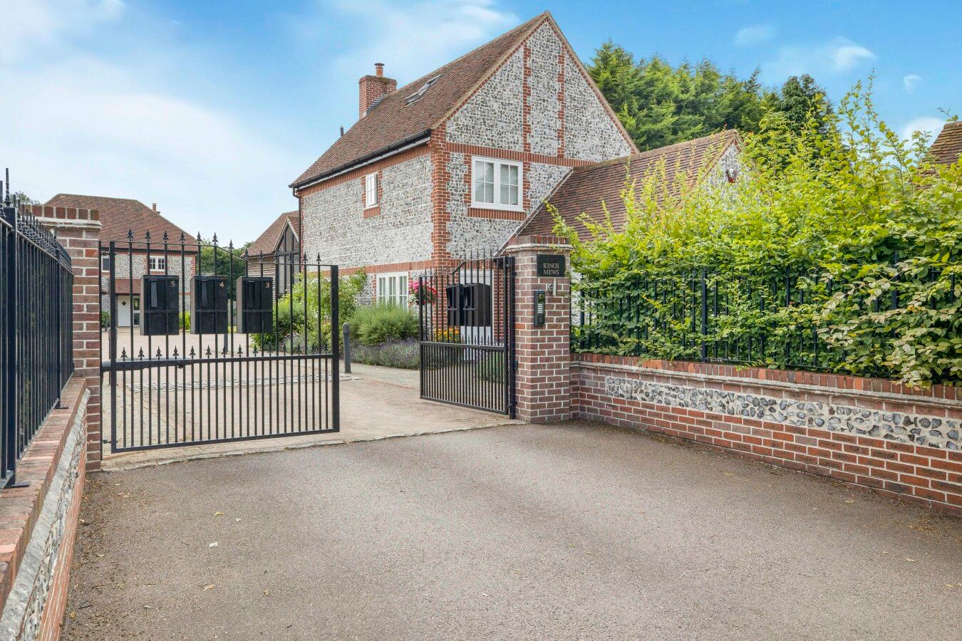 5 bedroom detached house SSTC in Kings Langley - Photograph 32