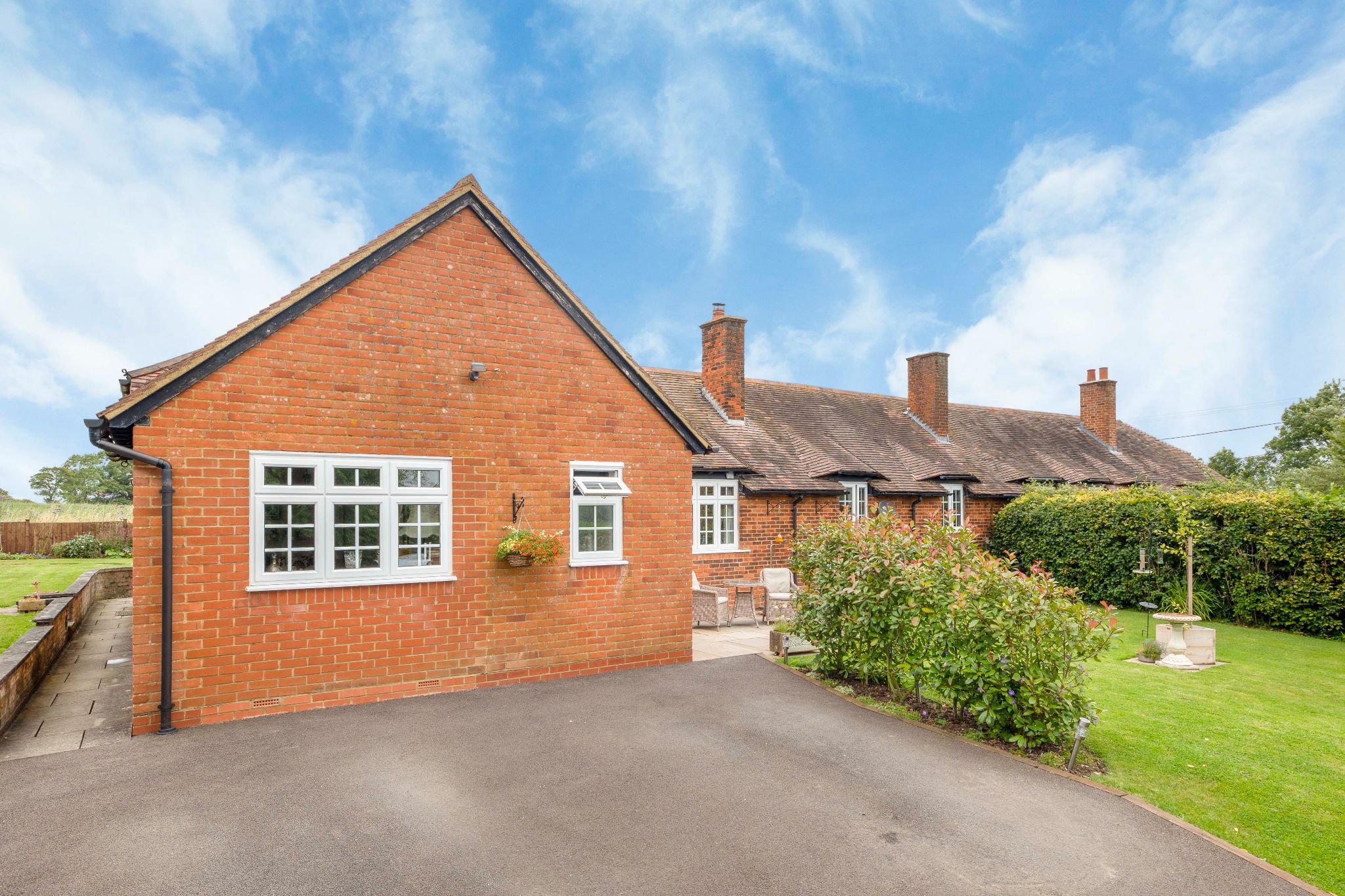 4 bedroom semi-detached bungalow SSTC in Essendon - Photograph 2