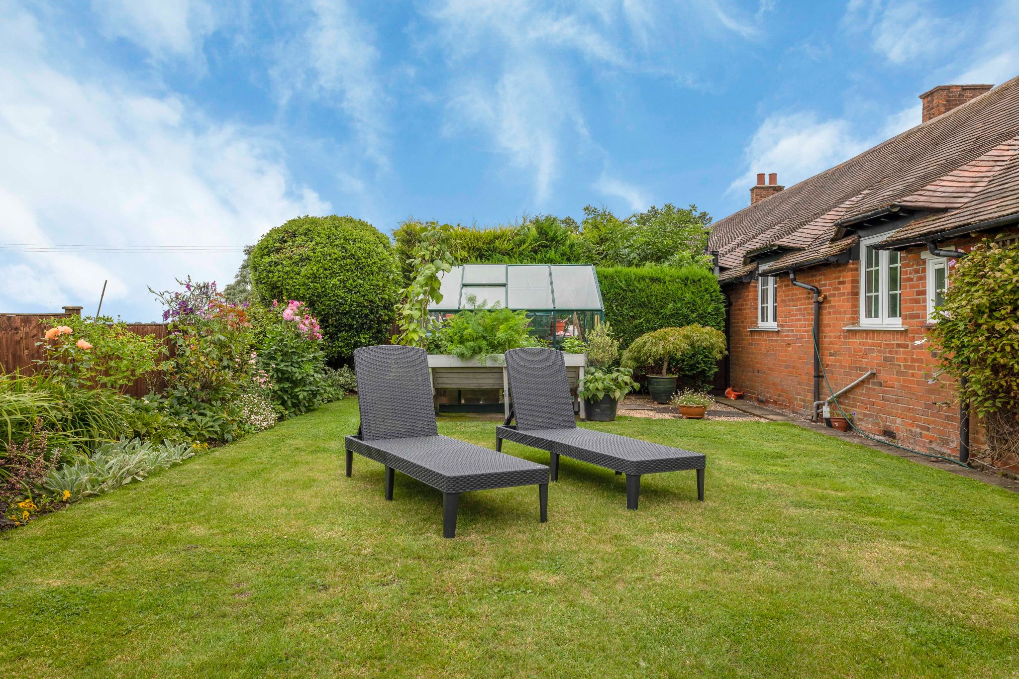 4 bedroom semi-detached bungalow Sale Agreed in Essendon - Photograph 8