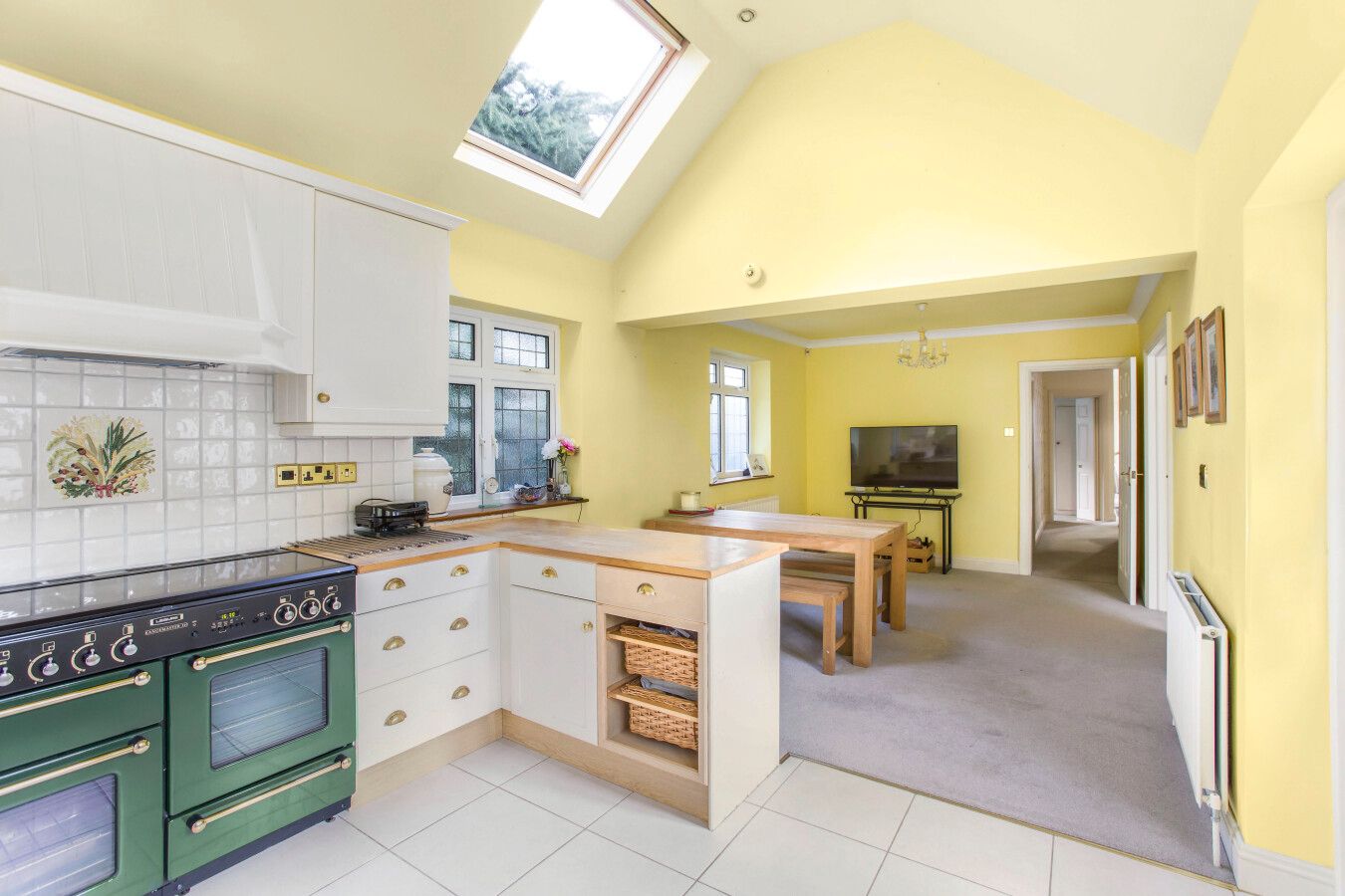 4 bedroom detached bungalow For Sale in Brookmans Park - Photograph 5