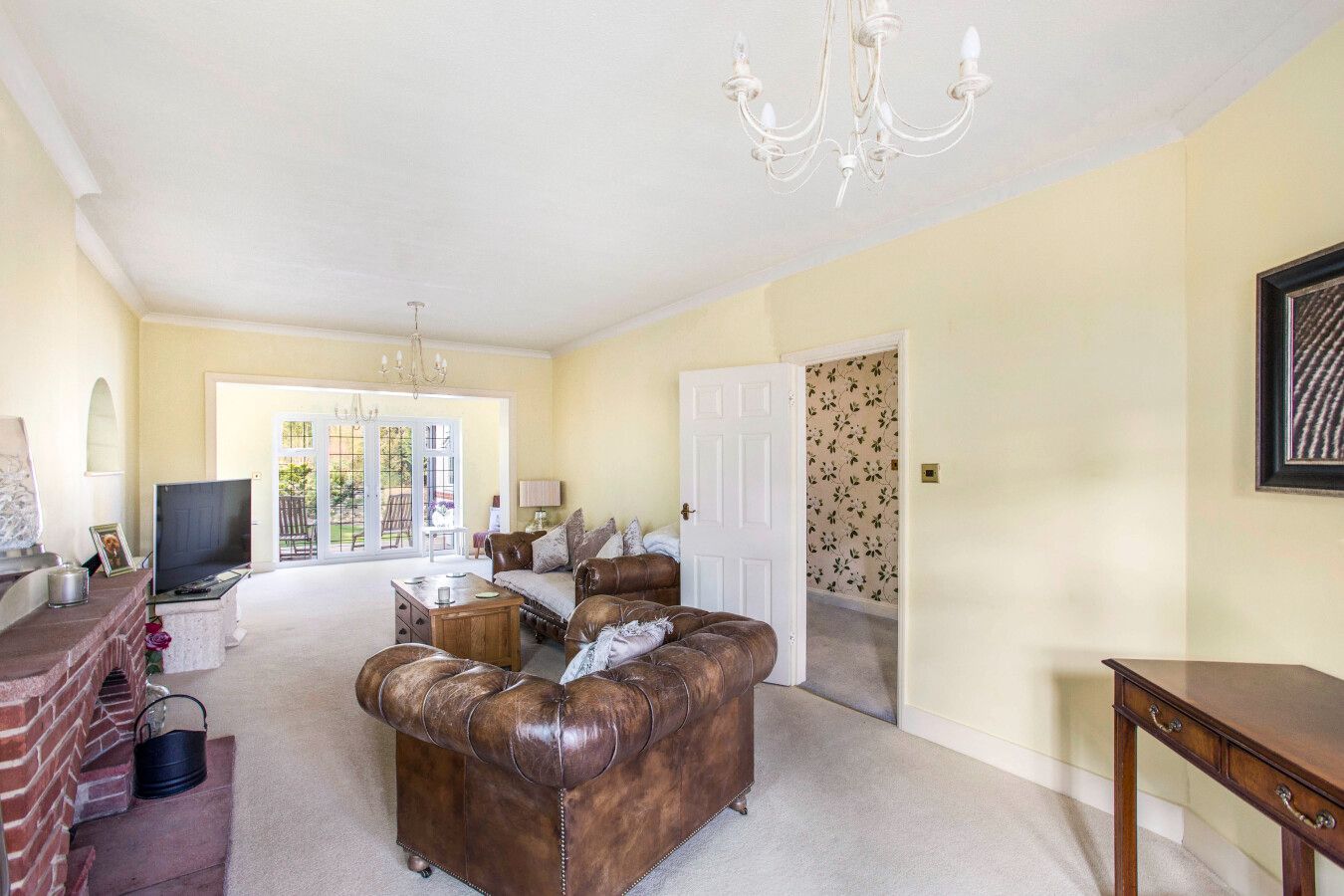 4 bedroom detached bungalow For Sale in Brookmans Park - Photograph 8