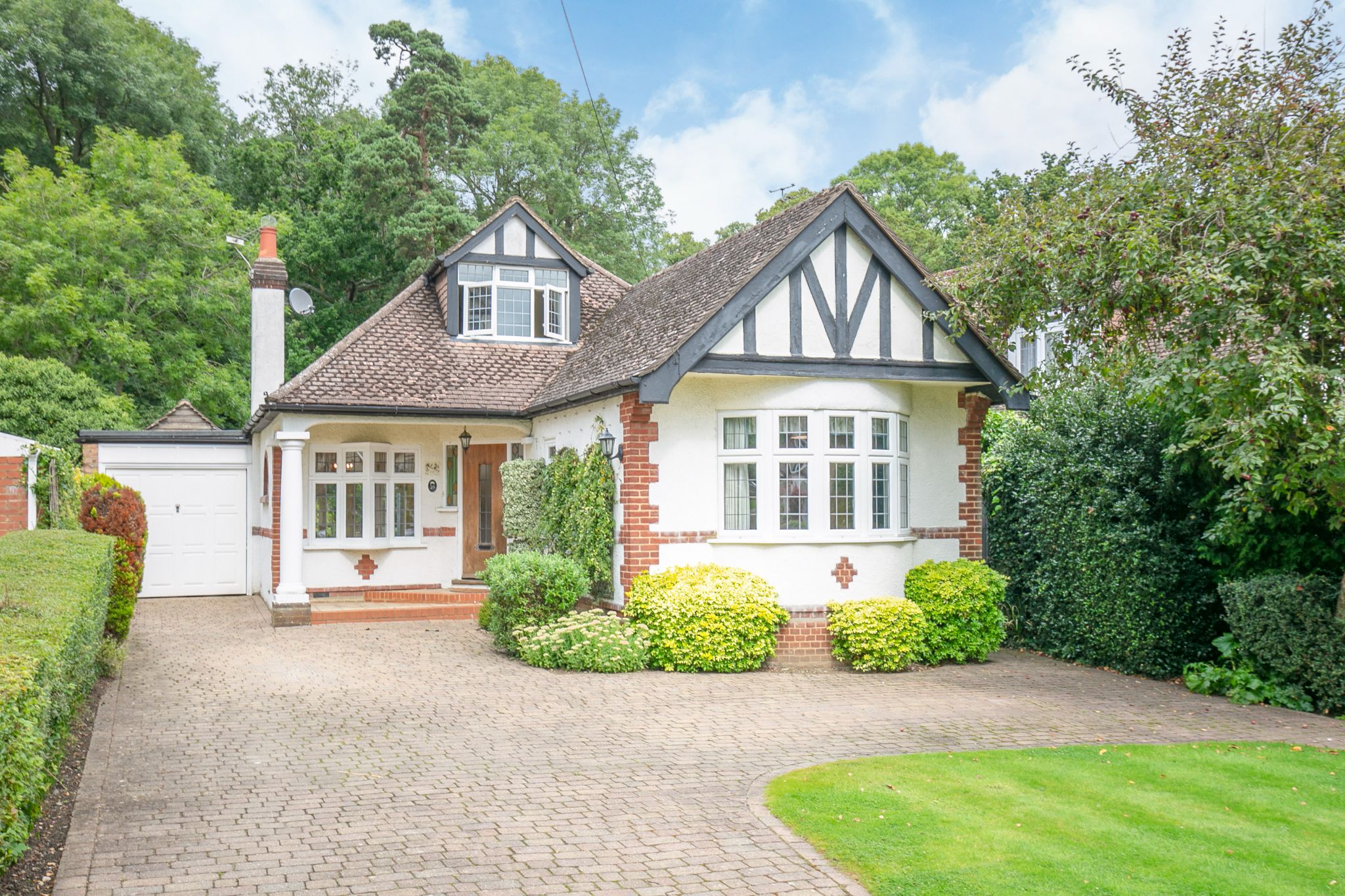 4 bedroom detached bungalow For Sale in Brookmans Park - Photograph 24