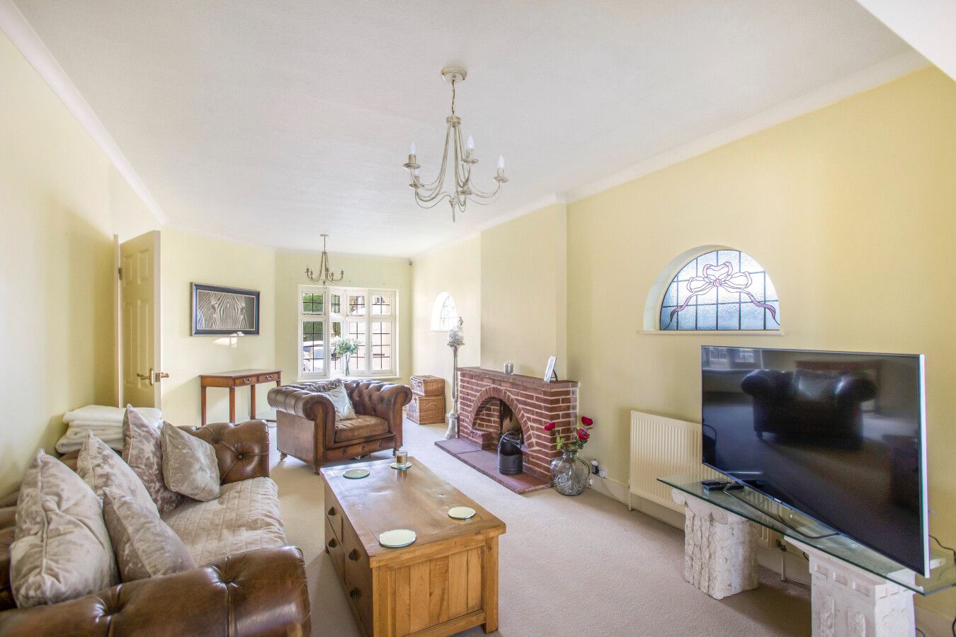 4 bedroom detached bungalow For Sale in Brookmans Park - Photograph 6