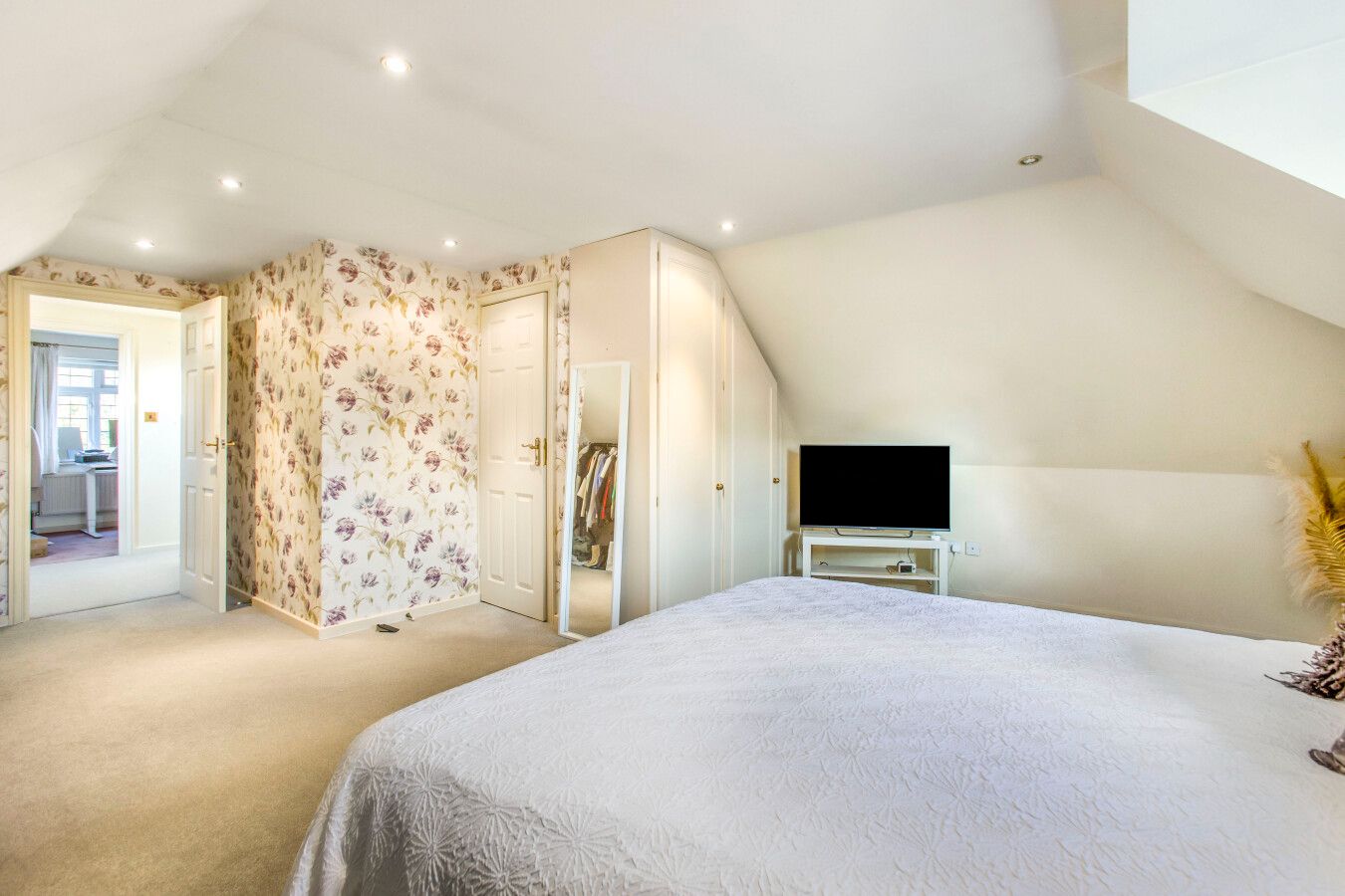4 bedroom detached bungalow For Sale in Brookmans Park - Photograph 11