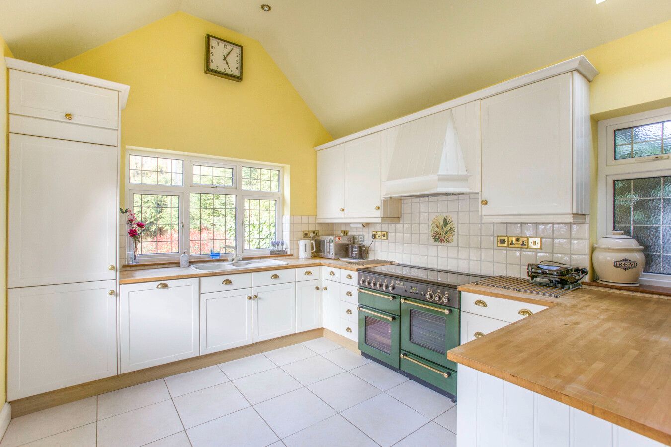 4 bedroom detached bungalow For Sale in Brookmans Park - Photograph 4