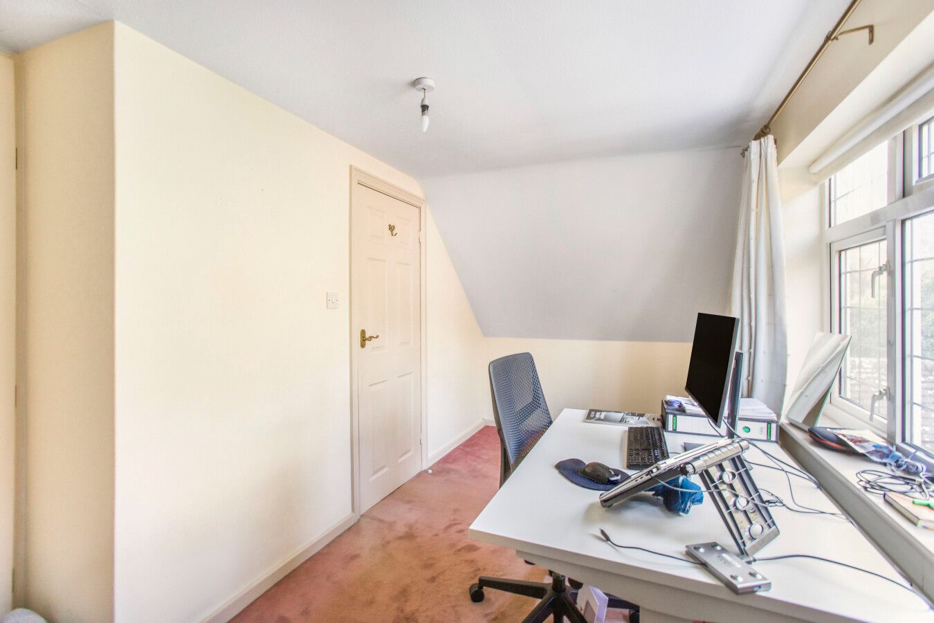 4 bedroom detached bungalow For Sale in Brookmans Park - Photograph 13