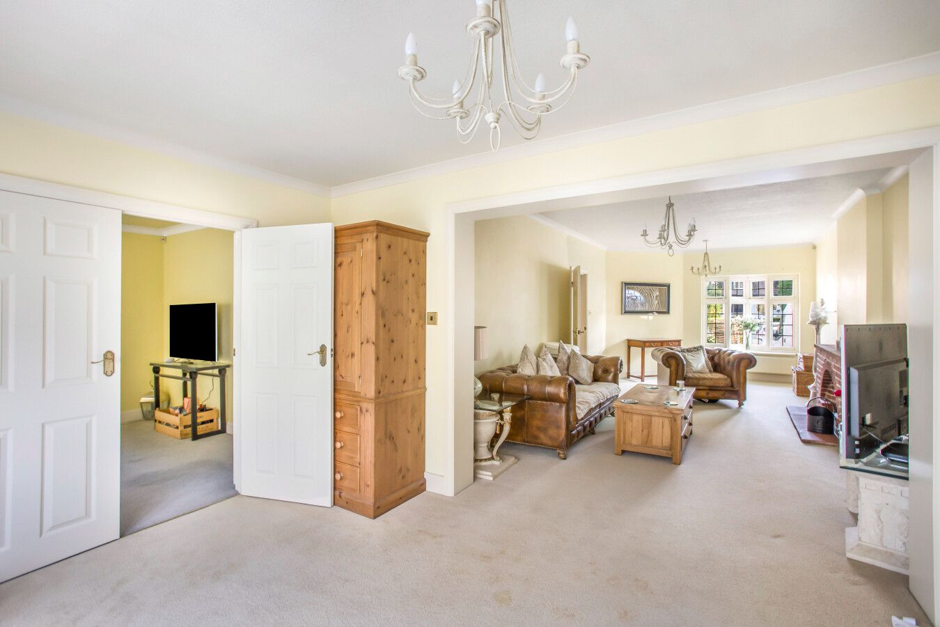 4 bedroom detached bungalow For Sale in Brookmans Park - Photograph 7