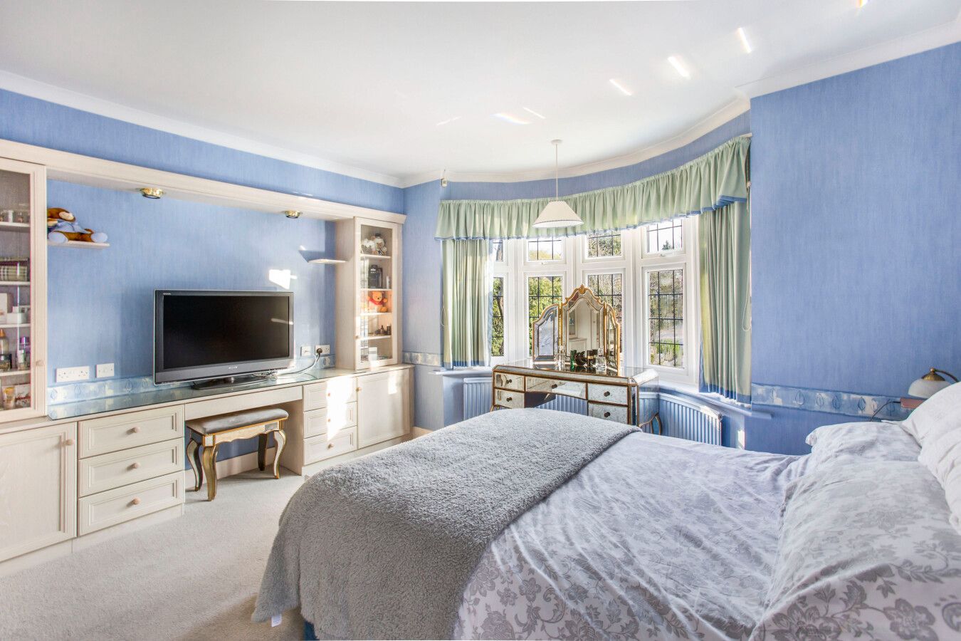 4 bedroom detached bungalow For Sale in Brookmans Park - Photograph 10