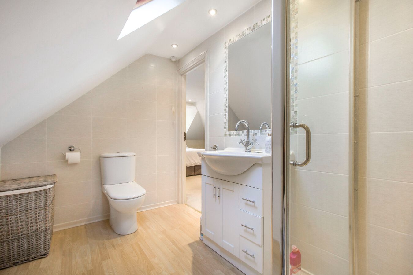4 bedroom detached bungalow For Sale in Brookmans Park - Photograph 14