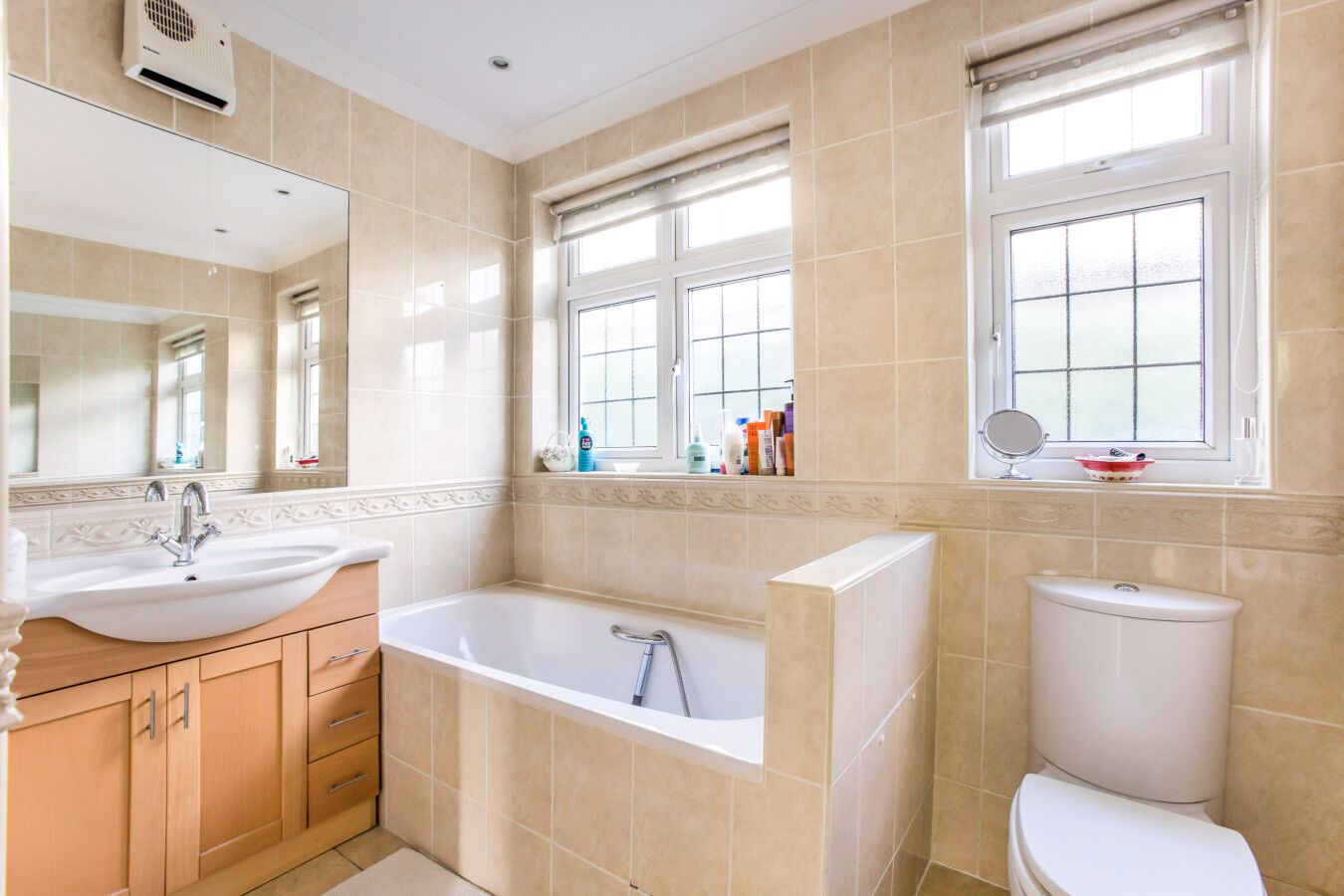 4 bedroom detached bungalow For Sale in Brookmans Park - Photograph 15