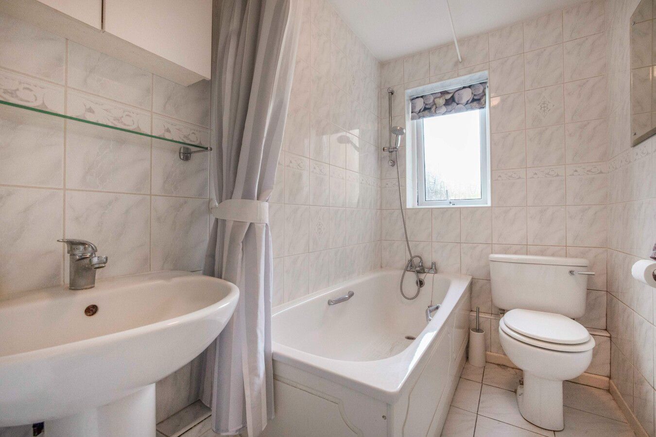 3 bedroom semi-detached house Sale Agreed in Potters Bar - Photograph 11