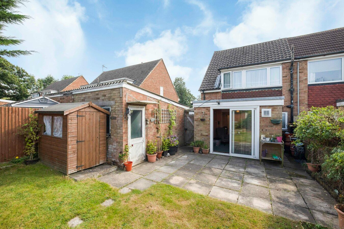 3 bedroom semi-detached house Sale Agreed in Potters Bar - Photograph 3