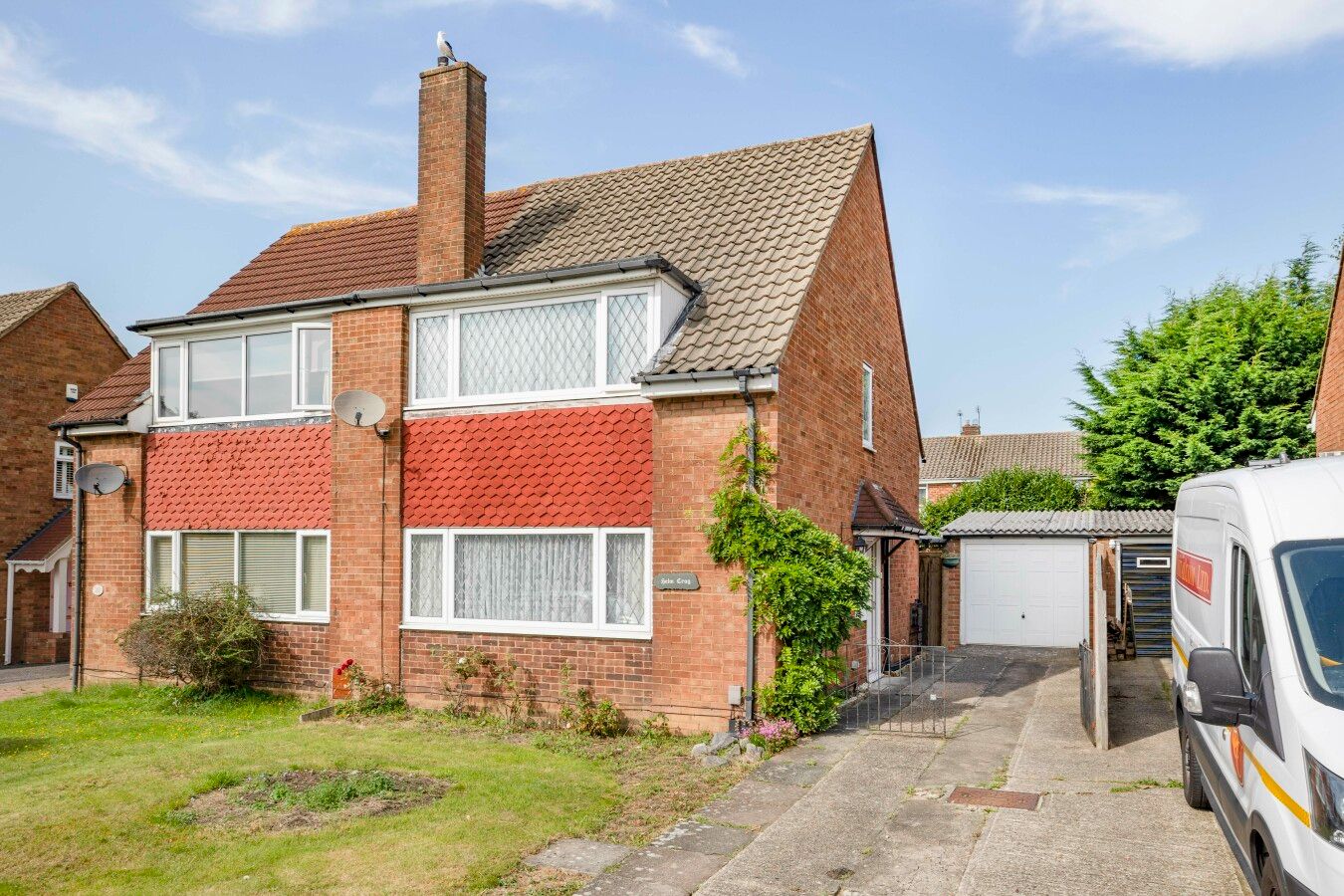 3 bedroom semi-detached house Sale Agreed in Potters Bar - Photograph 1