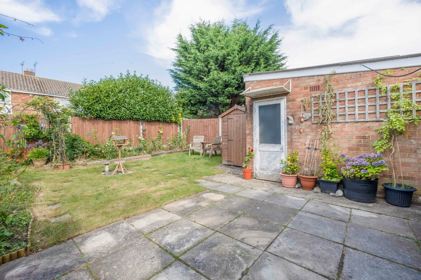 3 bedroom semi-detached house Sale Agreed in Potters Bar - Photograph 2