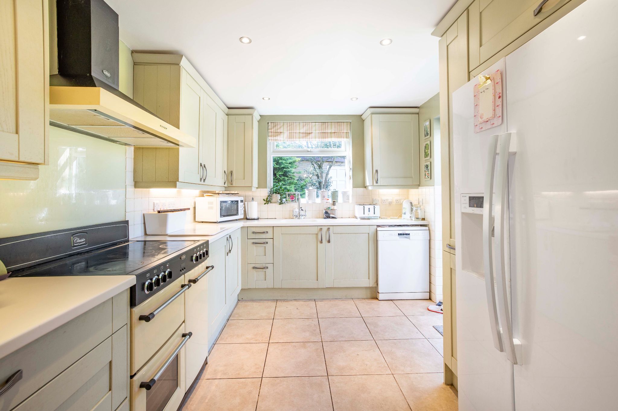 4 bedroom detached house Sale Agreed in Potters Bar - Photograph 3