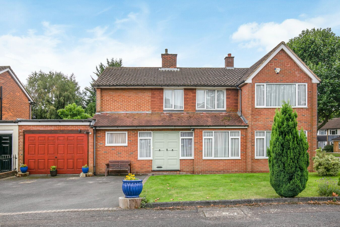 4 bedroom detached house Sale Agreed in Potters Bar - Photograph 1