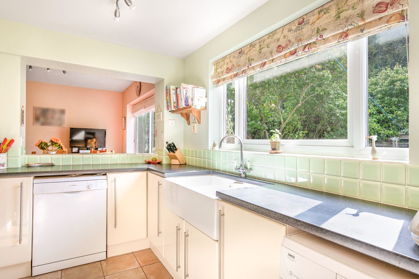 4 bedroom detached house SSTC in Potters Bar - Photograph 4