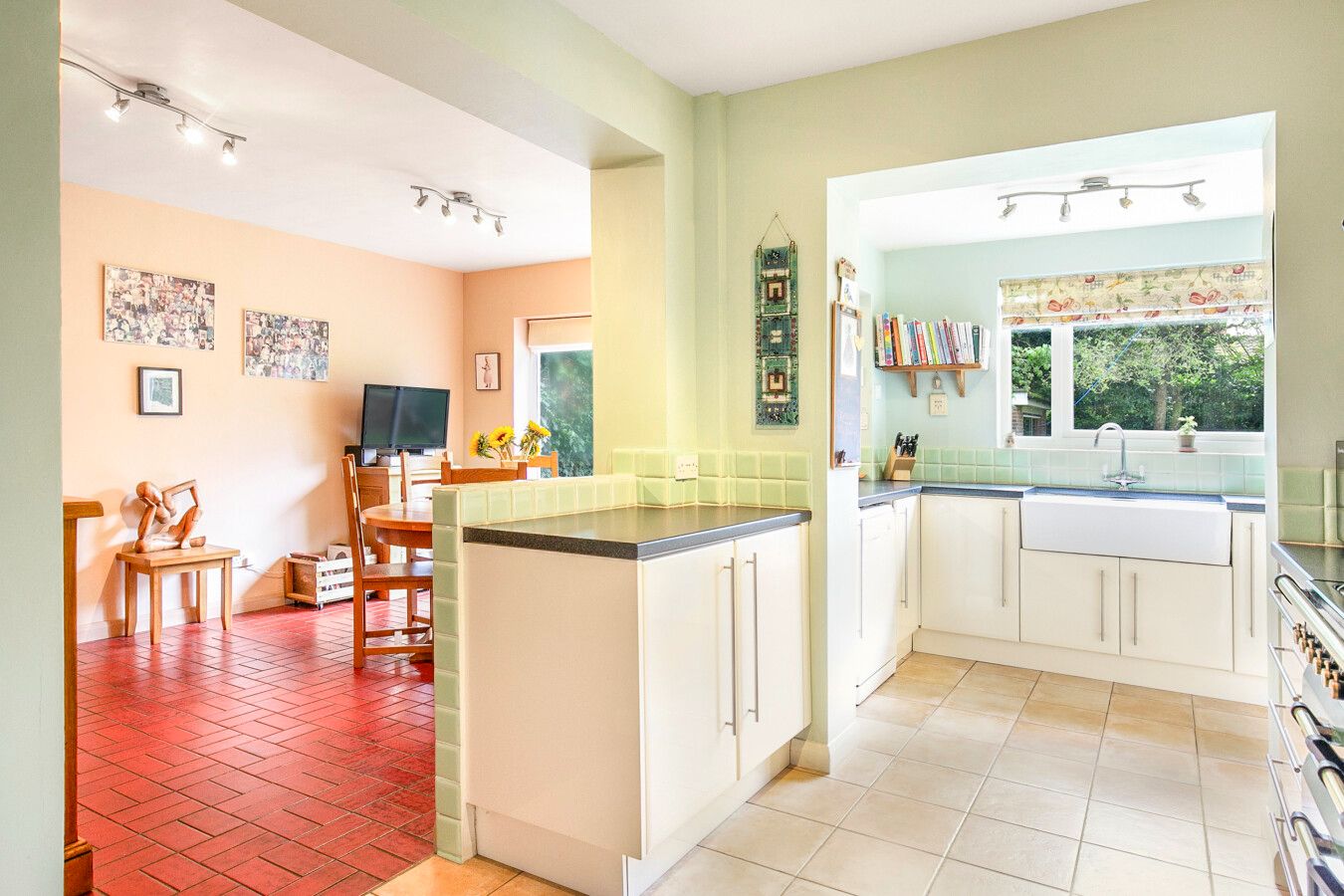 4 bedroom detached house SSTC in Potters Bar - Photograph 5