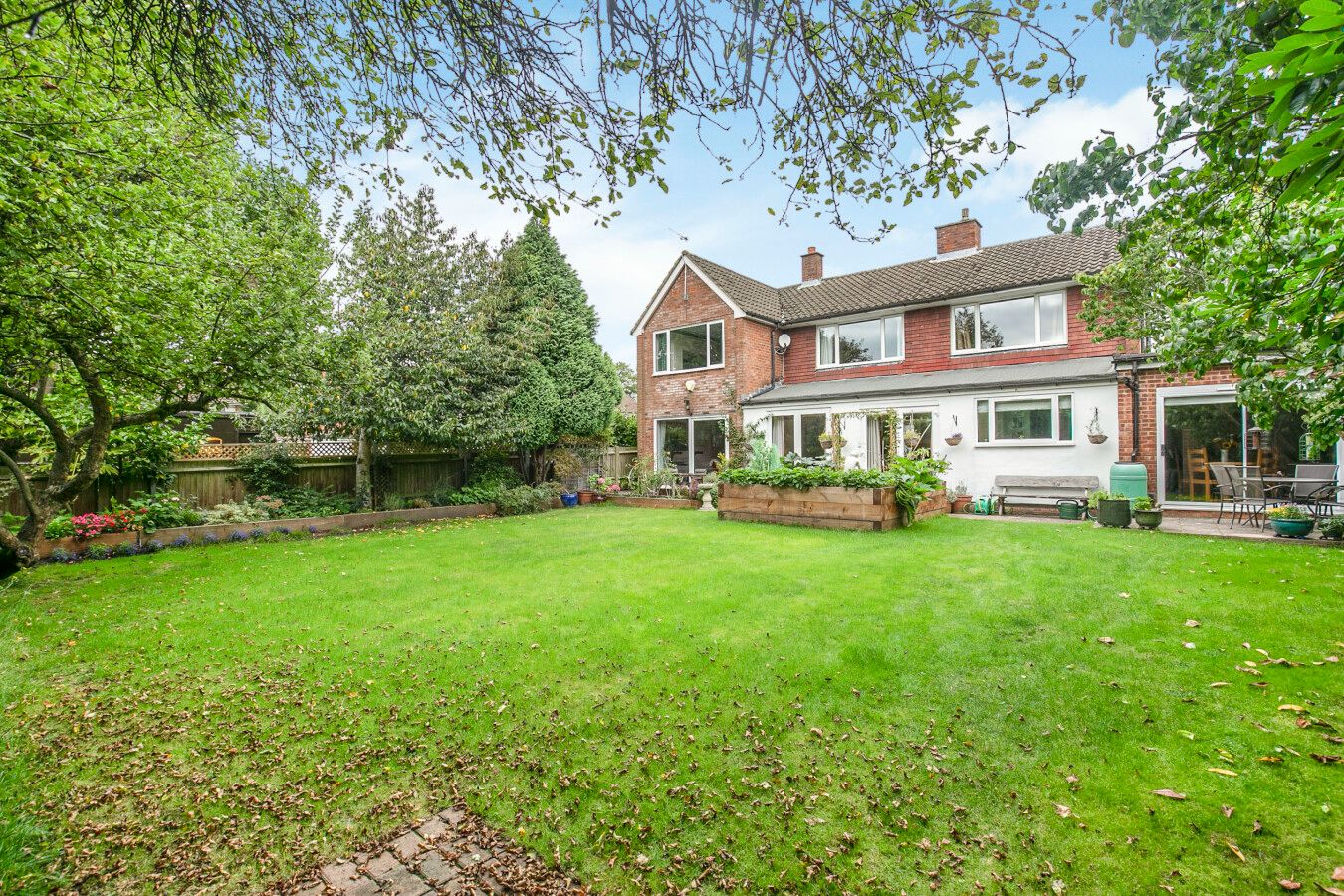 4 bedroom detached house SSTC in Potters Bar - Photograph 2