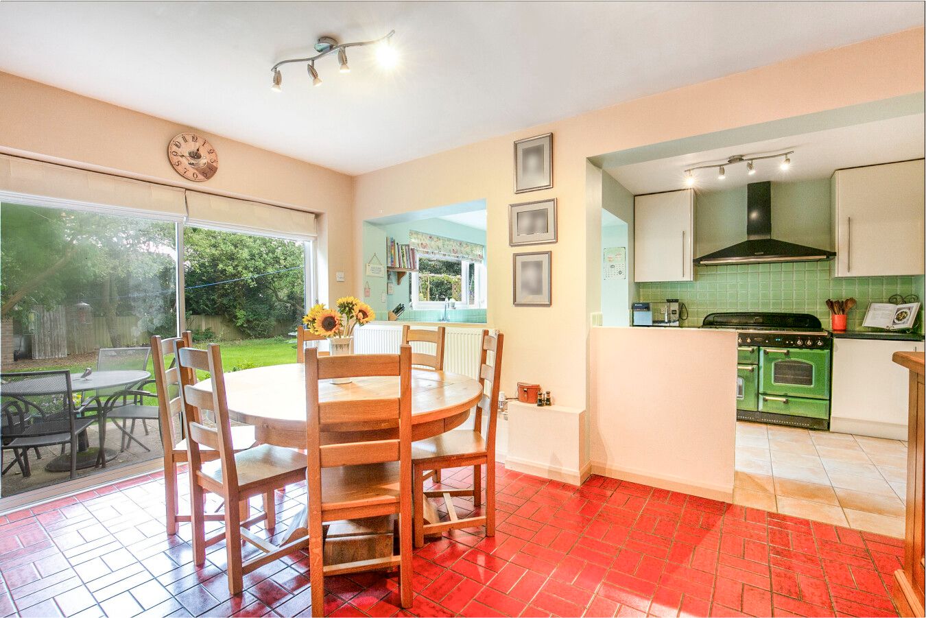 4 bedroom detached house SSTC in Potters Bar - Photograph 7