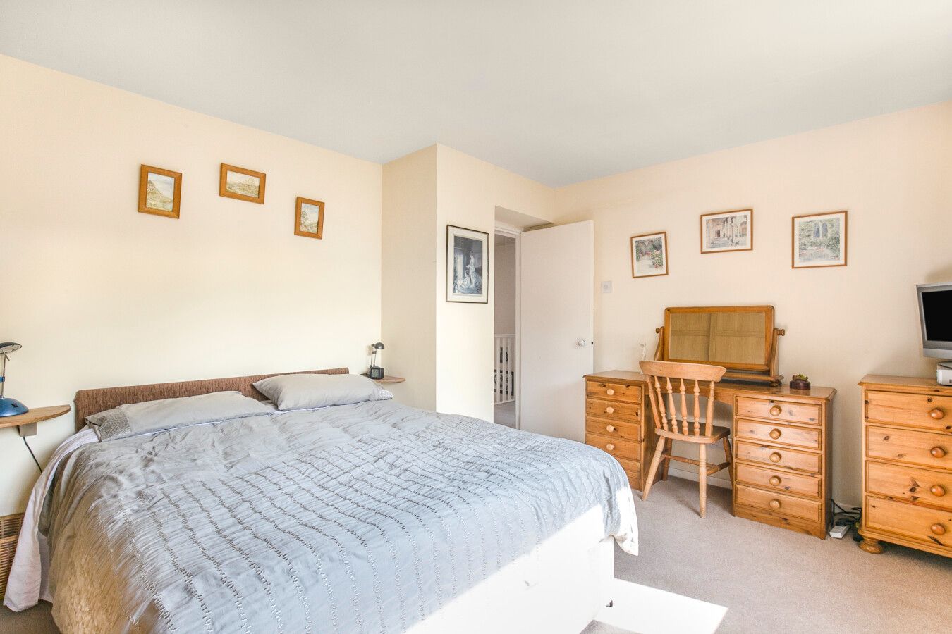 4 bedroom detached house SSTC in Potters Bar - Photograph 11