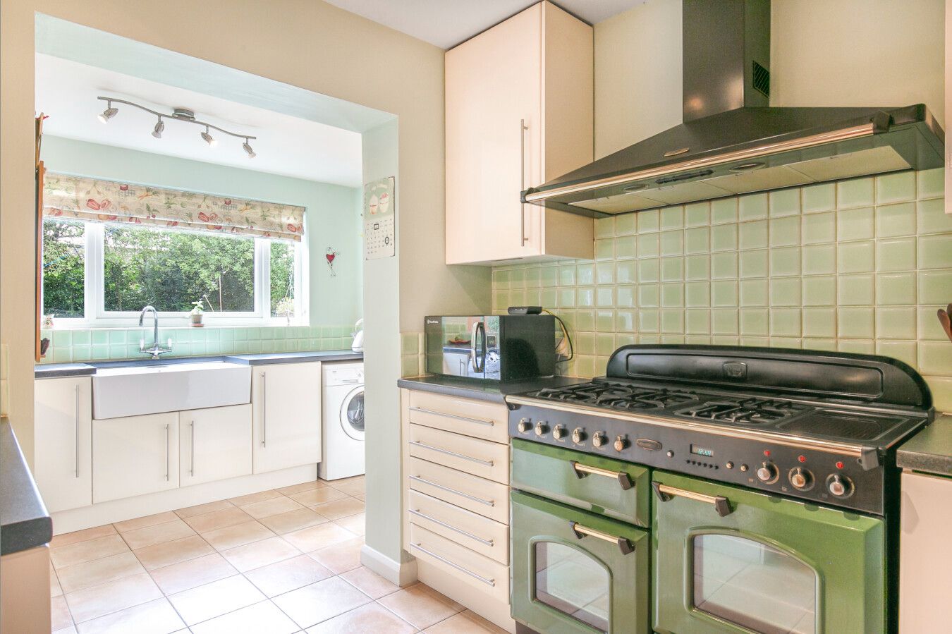 4 bedroom detached house SSTC in Potters Bar - Photograph 3
