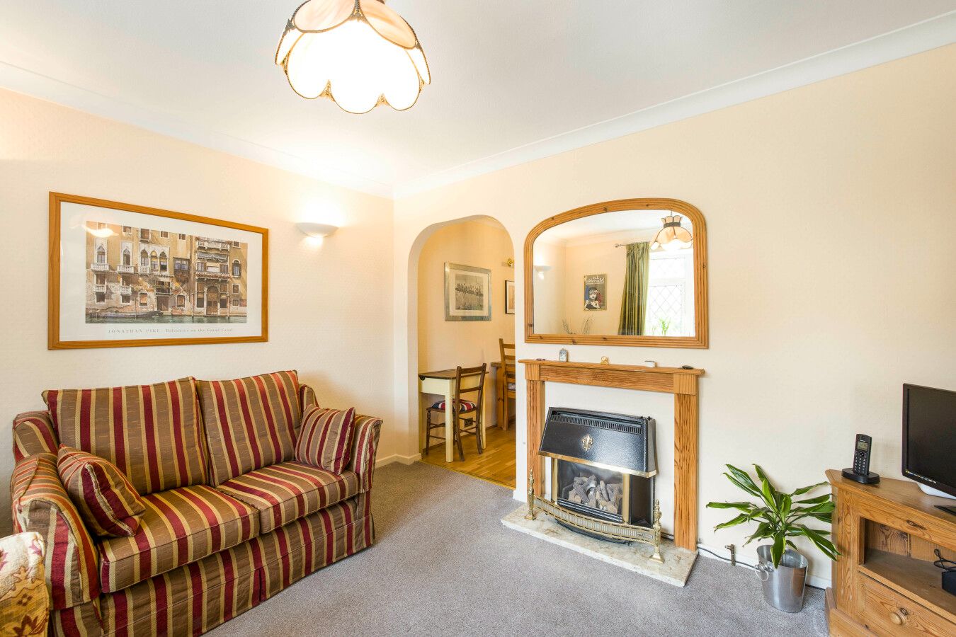 4 bedroom semi-detached house SSTC in Welham Green - Photograph 16