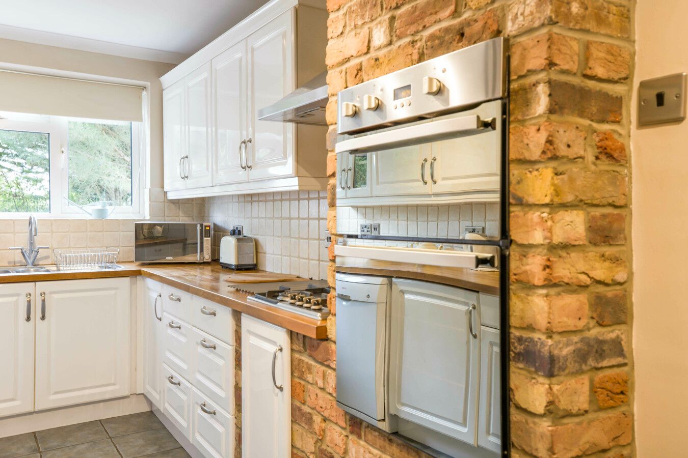 4 bedroom semi-detached house SSTC in Welham Green - Photograph 11