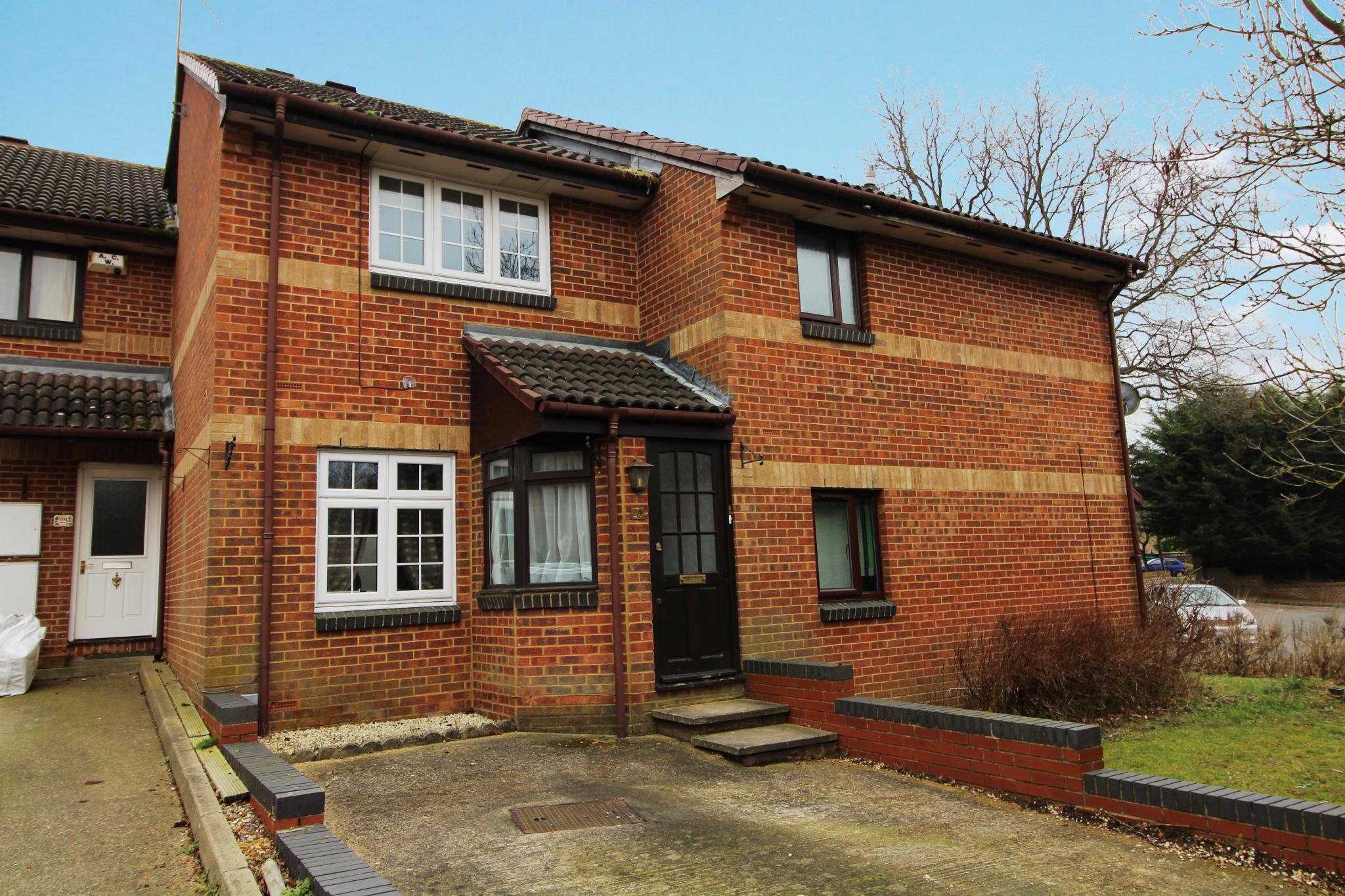 2 bedroom mid terraced house Sale Agreed in Hatfield - Photograph 3
