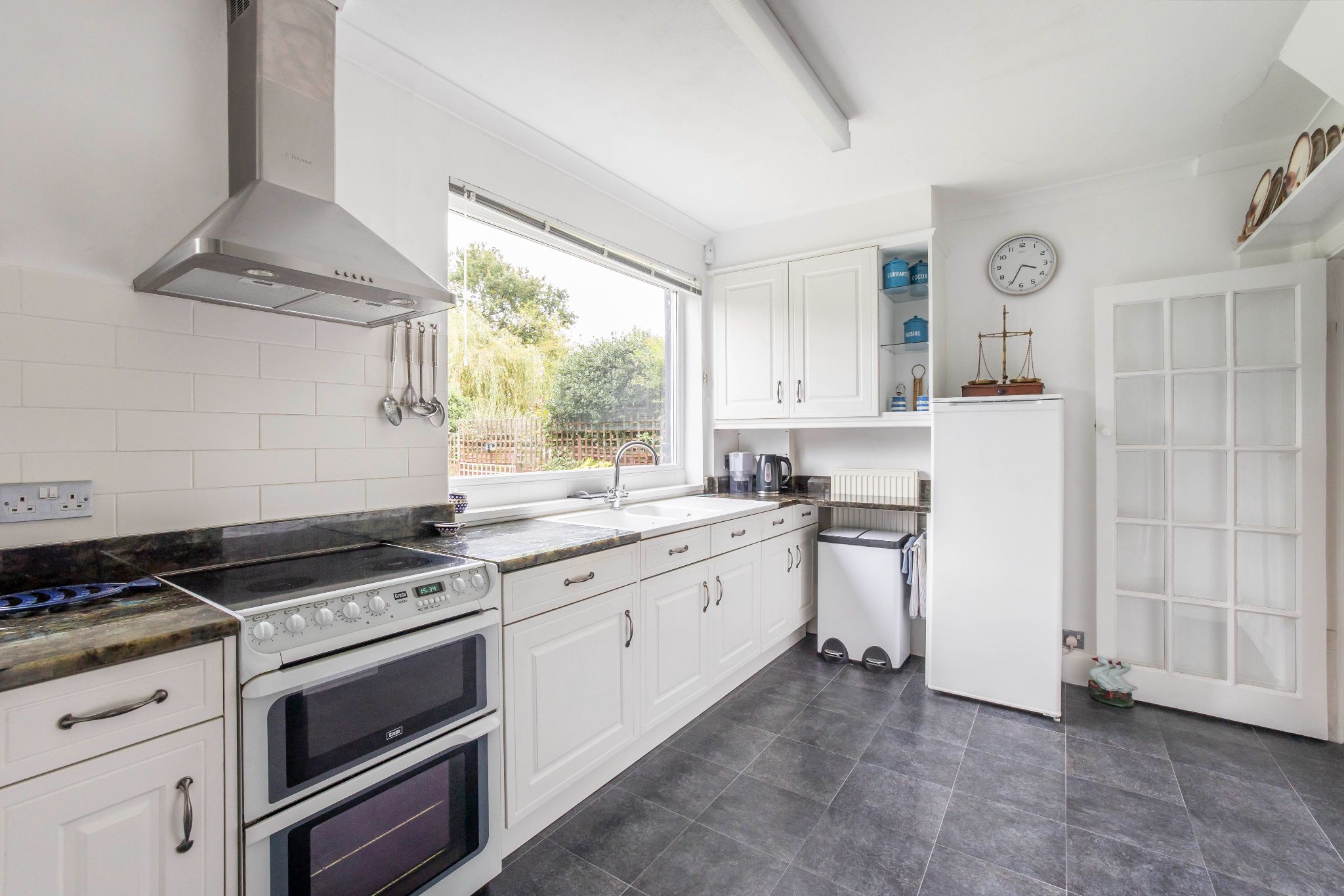 5 bedroom semi-detached house Sale Agreed in Brookmans Park - Photograph 27