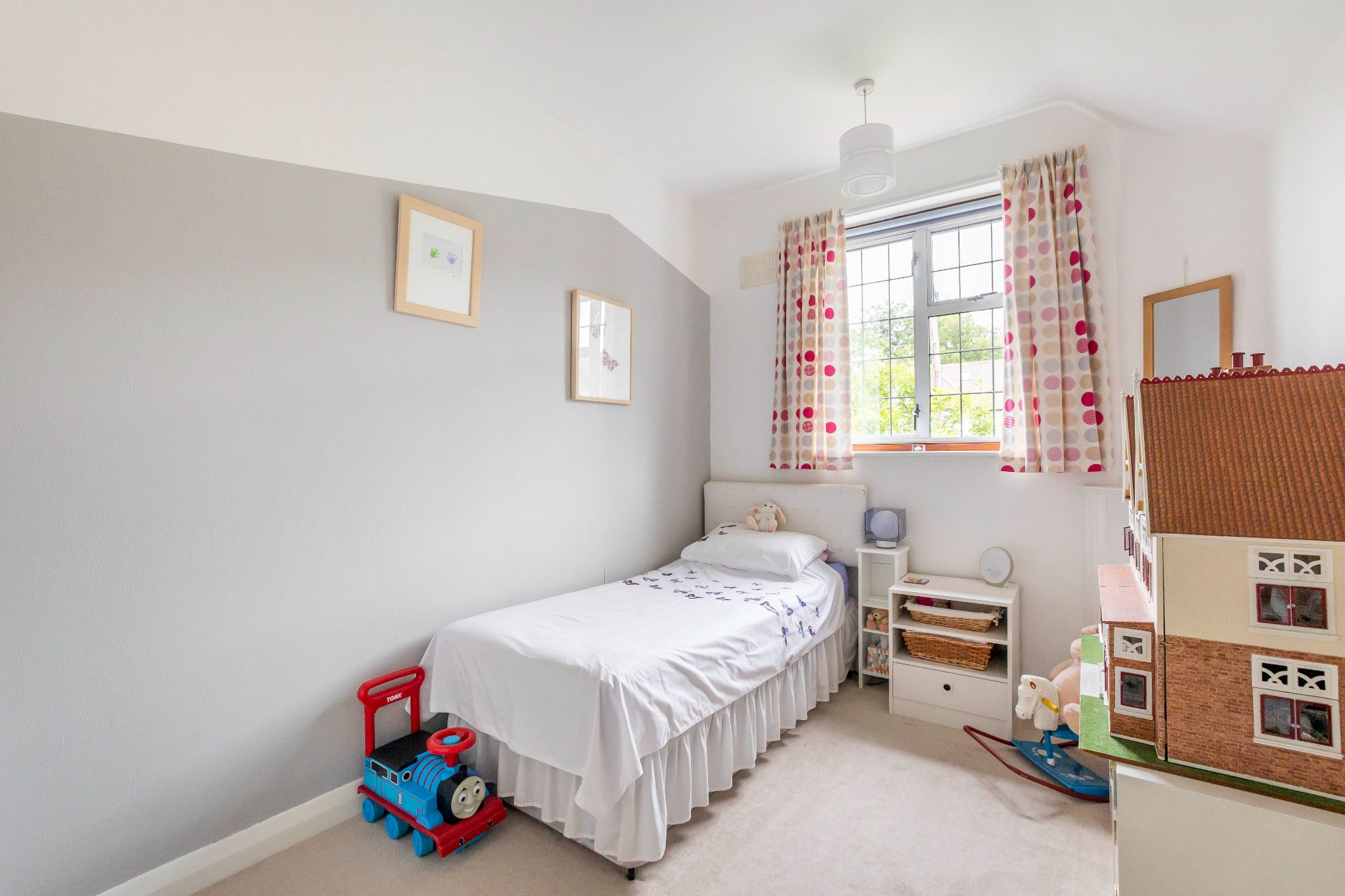 5 bedroom semi-detached house Sale Agreed in Brookmans Park - Photograph 18
