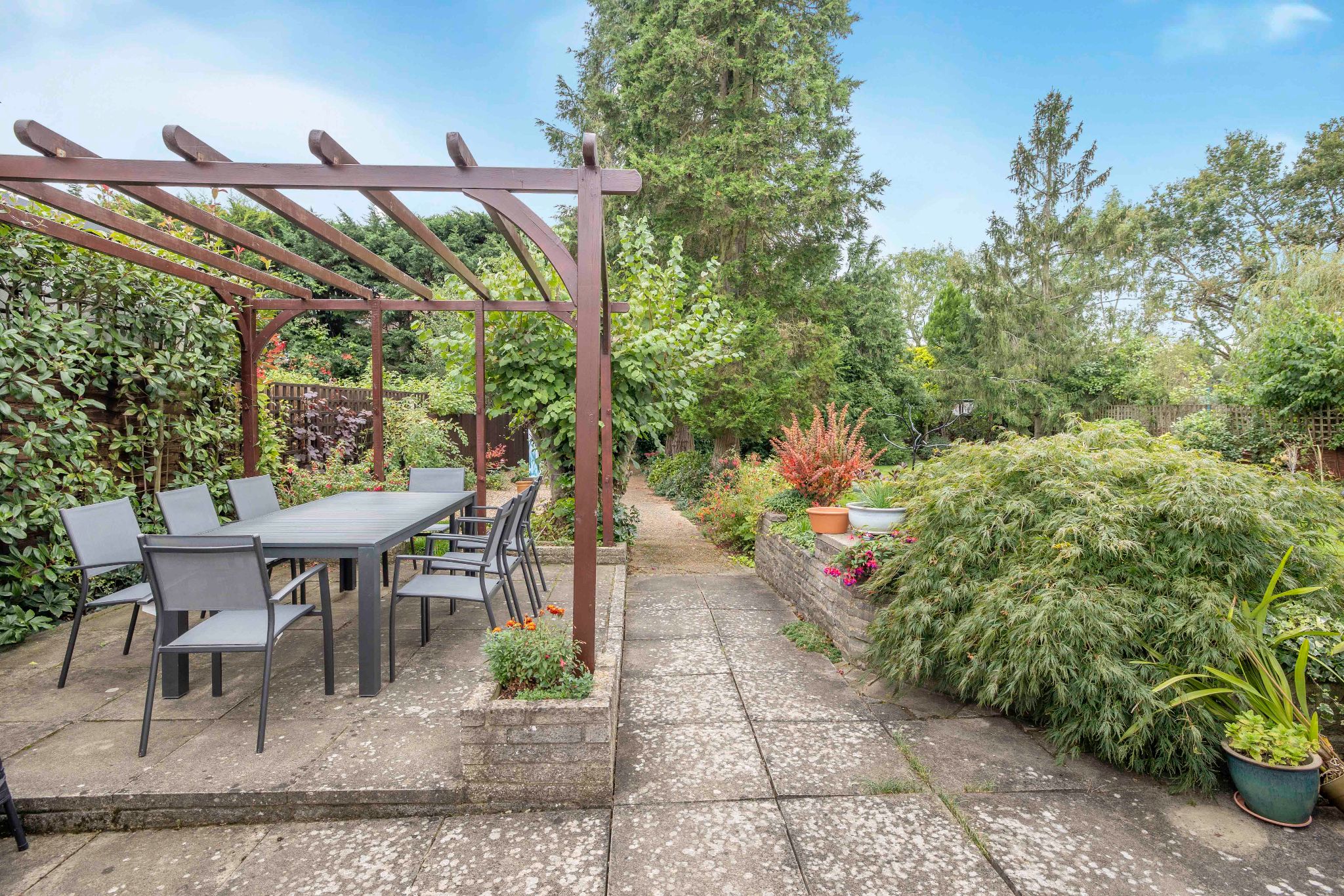 5 bedroom semi-detached house Sale Agreed in Brookmans Park - Photograph 10