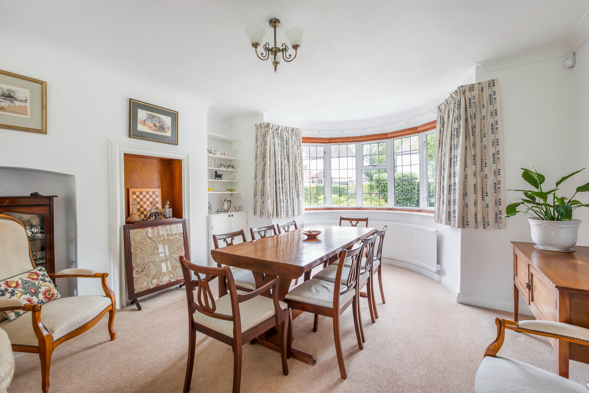 5 bedroom semi-detached house Sale Agreed in Brookmans Park - Photograph 4