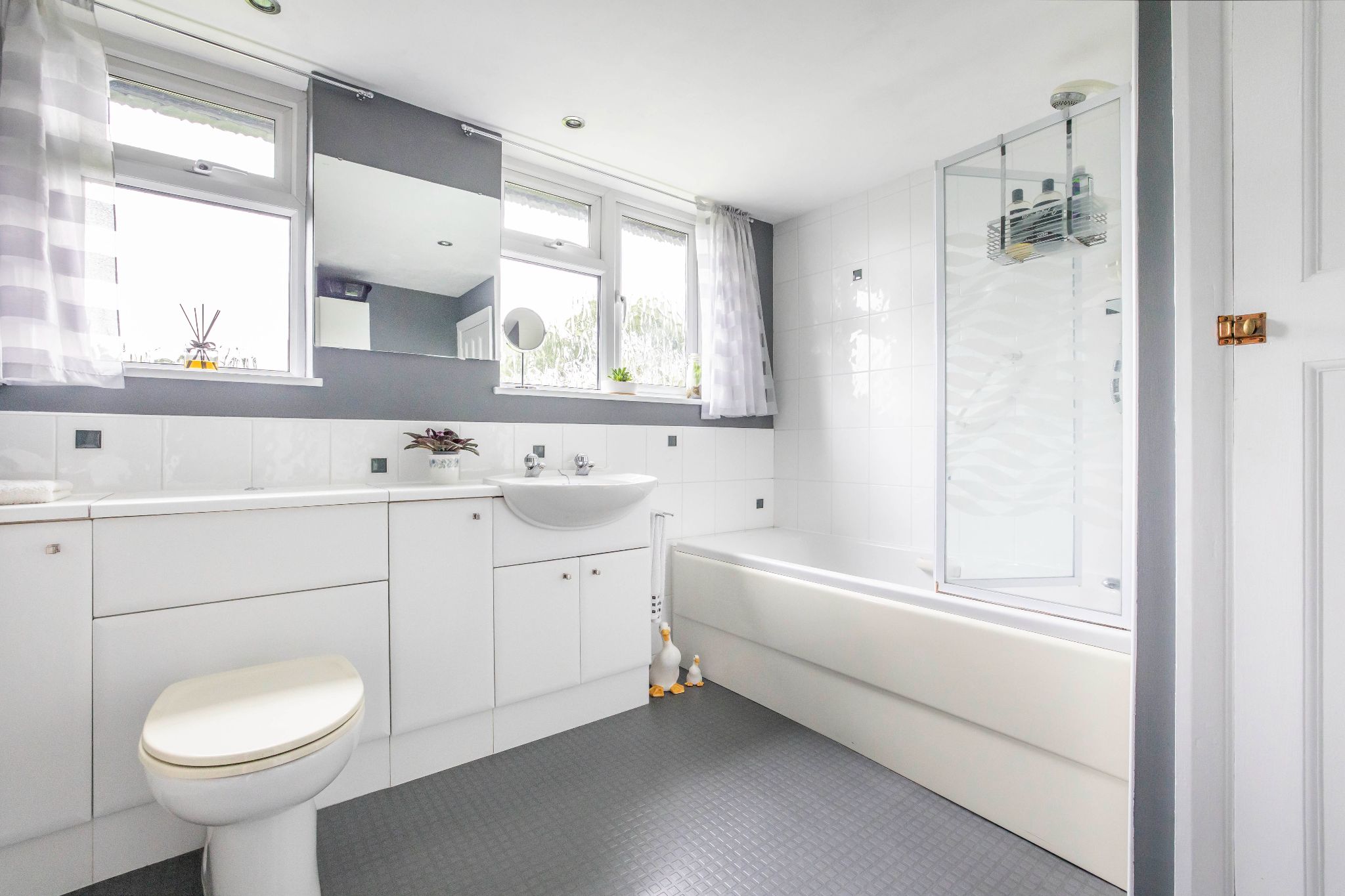5 bedroom semi-detached house Sale Agreed in Brookmans Park - Photograph 19