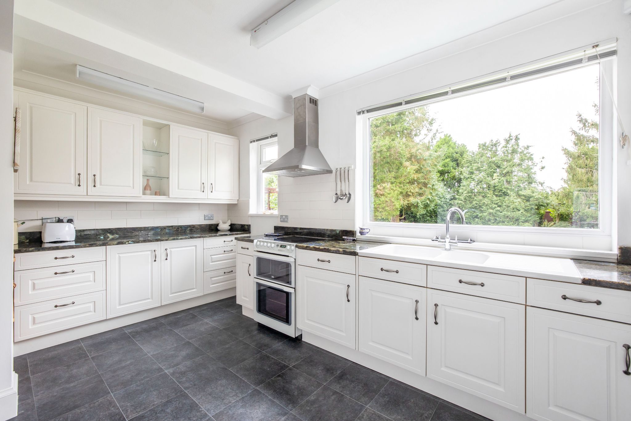 5 bedroom semi-detached house Sale Agreed in Brookmans Park - Photograph 28