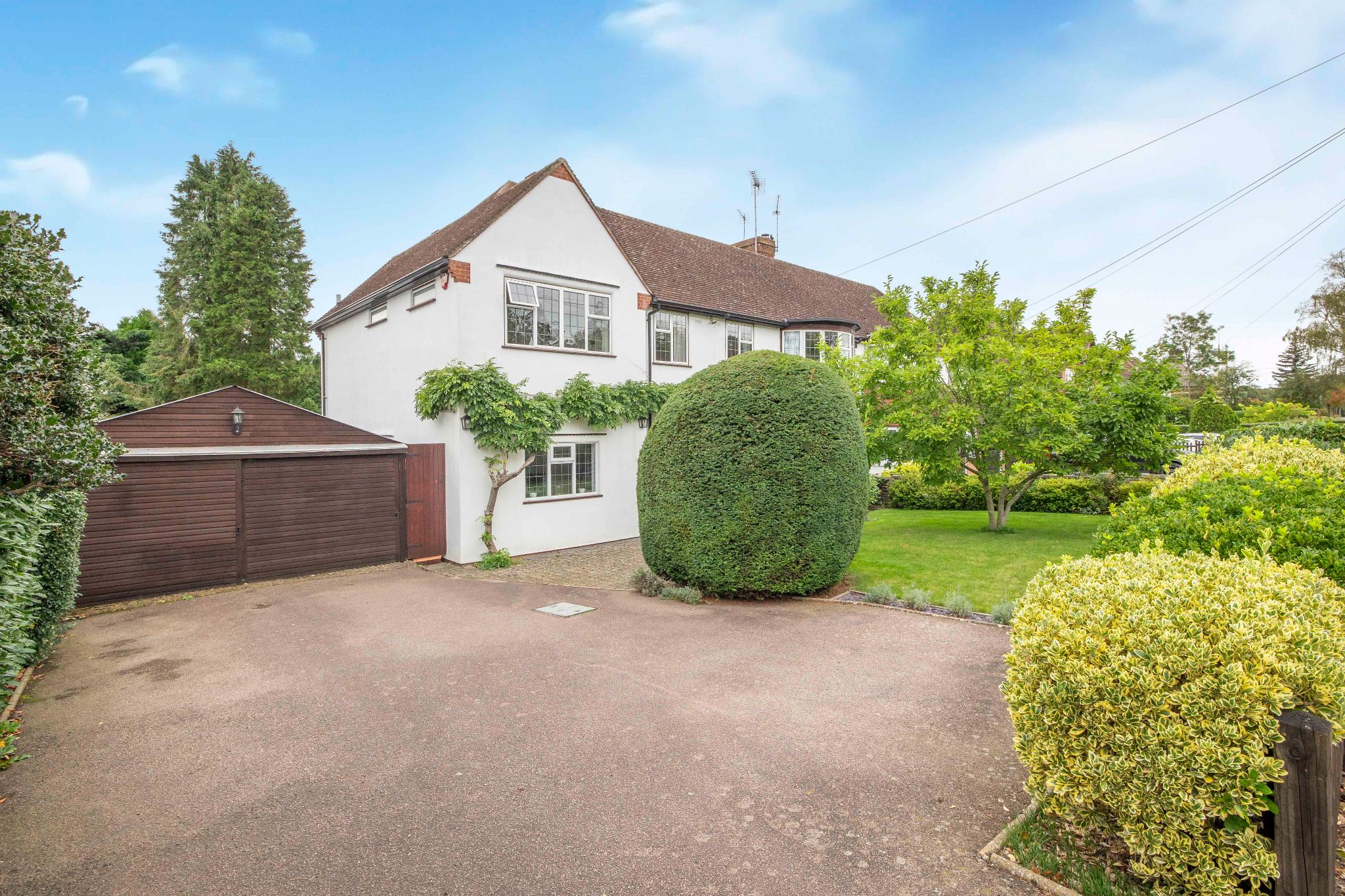 5 bedroom semi-detached house For Sale in Brookmans Park - Photograph 2