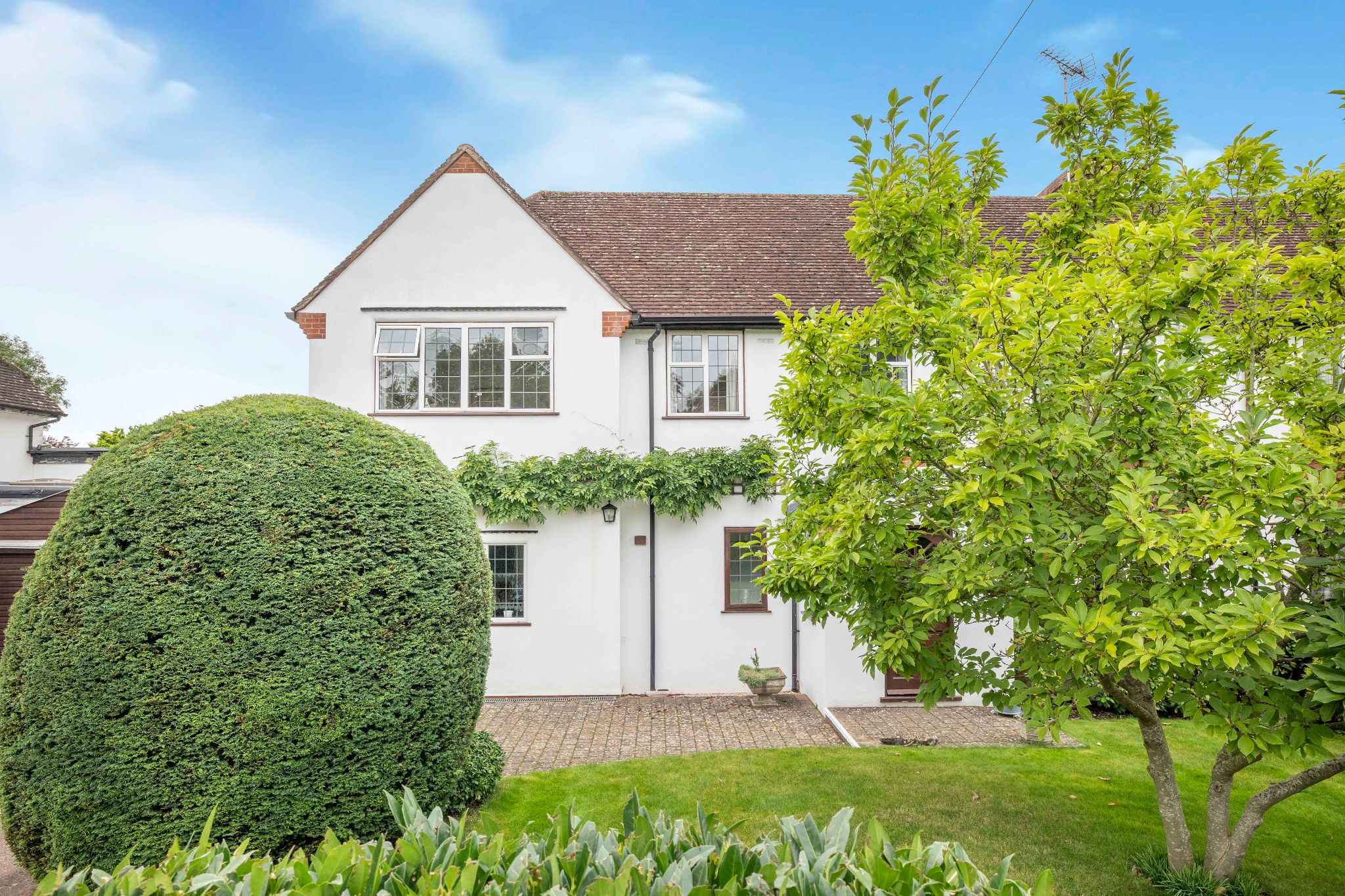 5 bedroom semi-detached house Sale Agreed in Brookmans Park - Photograph 1