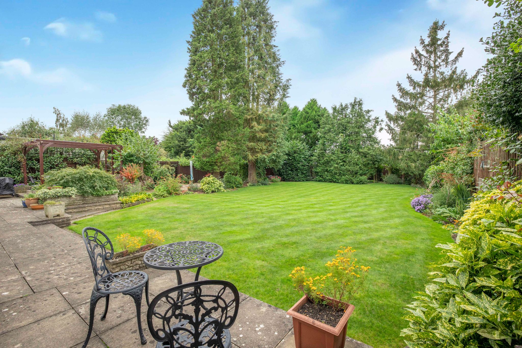 5 bedroom semi-detached house Sale Agreed in Brookmans Park - Photograph 12