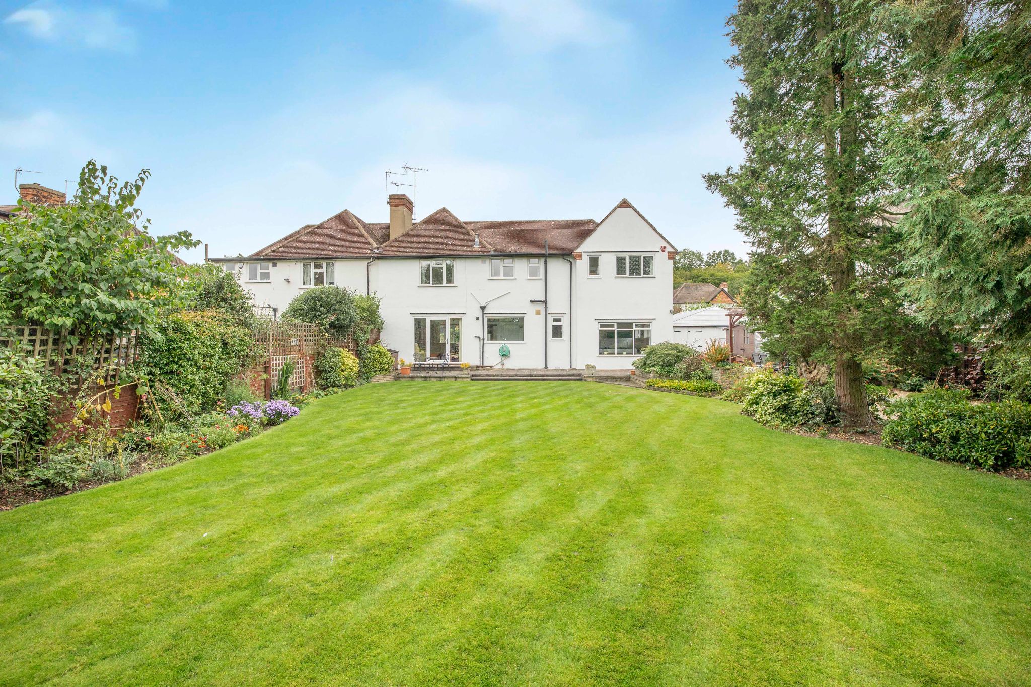 5 bedroom semi-detached house Sale Agreed in Brookmans Park - Photograph 6