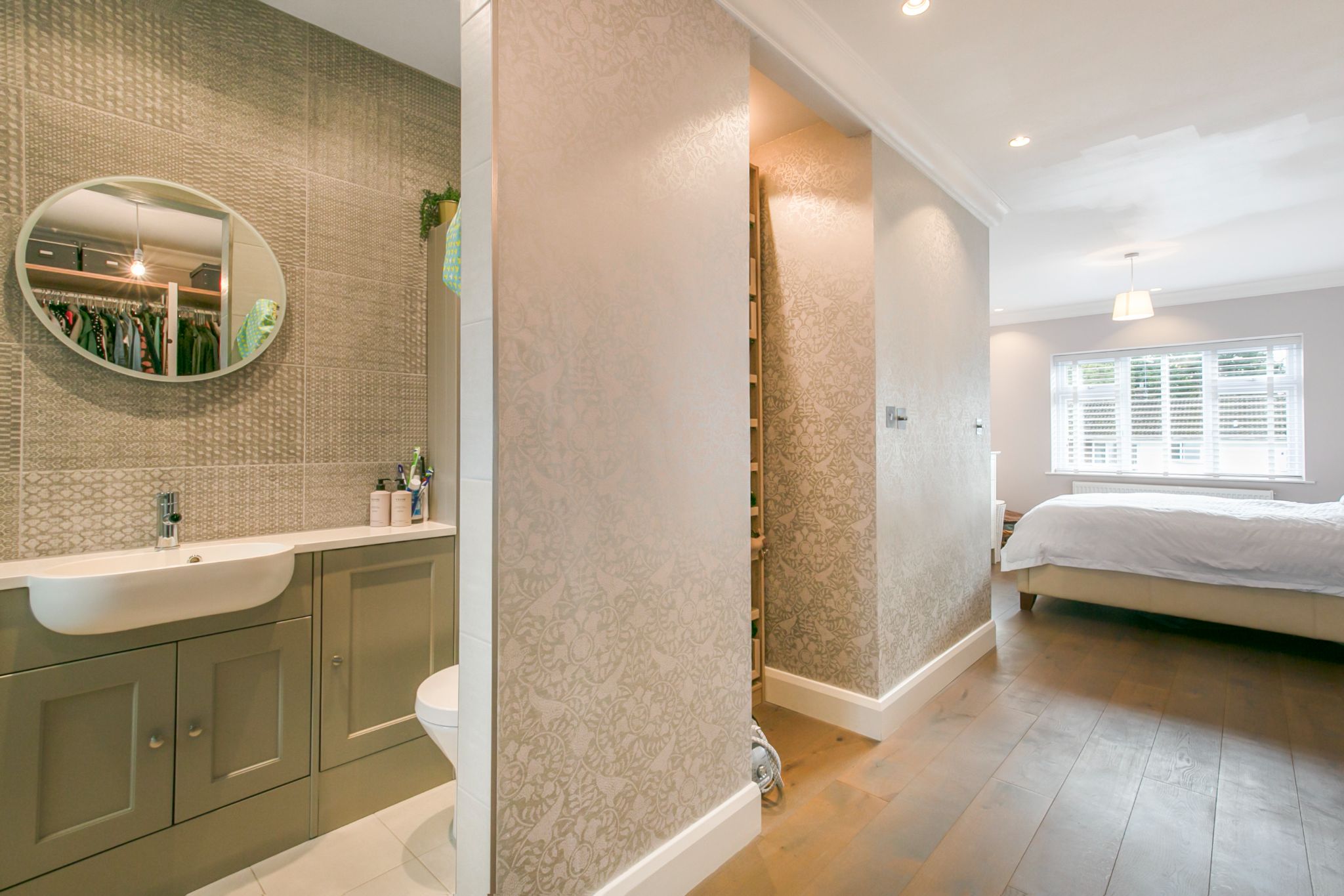 4 bedroom semi-detached house Sale Agreed in Barnet - Photograph 4