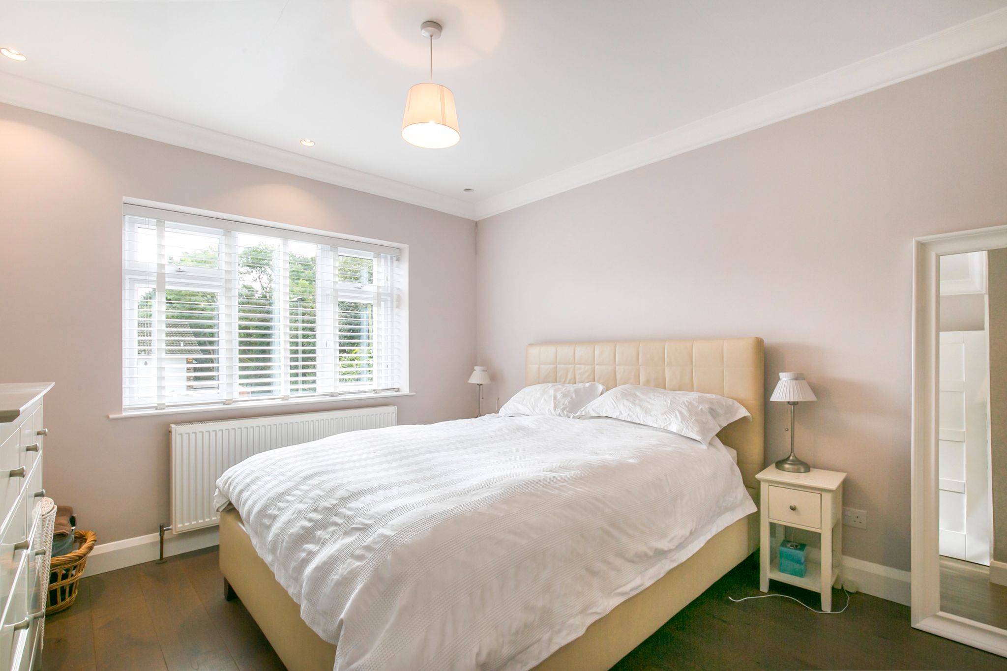 4 bedroom semi-detached house Sale Agreed in Barnet - Photograph 2
