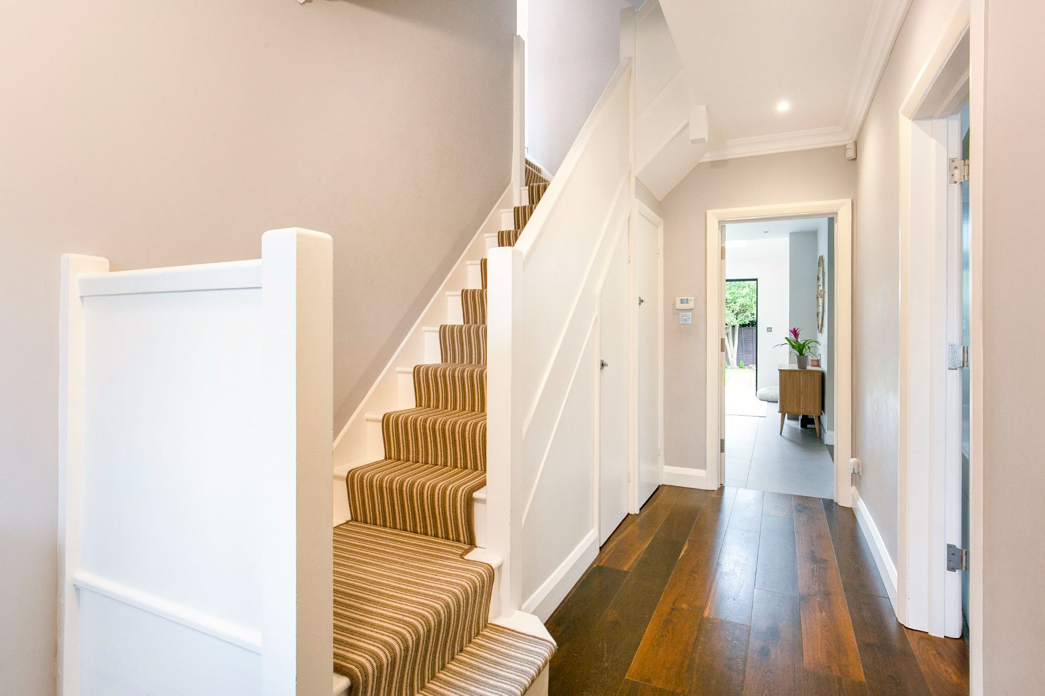 4 bedroom semi-detached house Sale Agreed in Barnet - Photograph 14