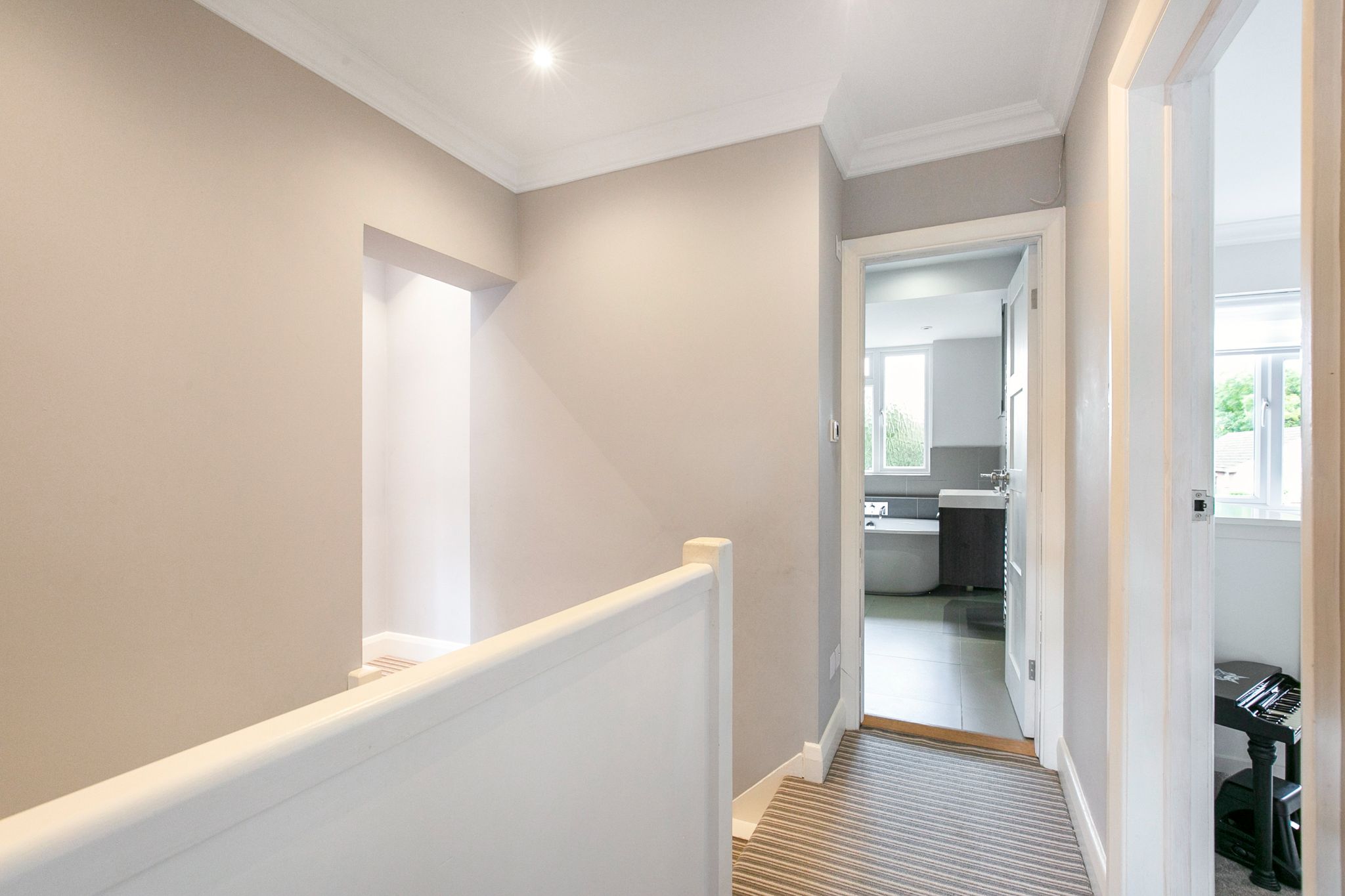 4 bedroom semi-detached house Sale Agreed in Barnet - Photograph 13