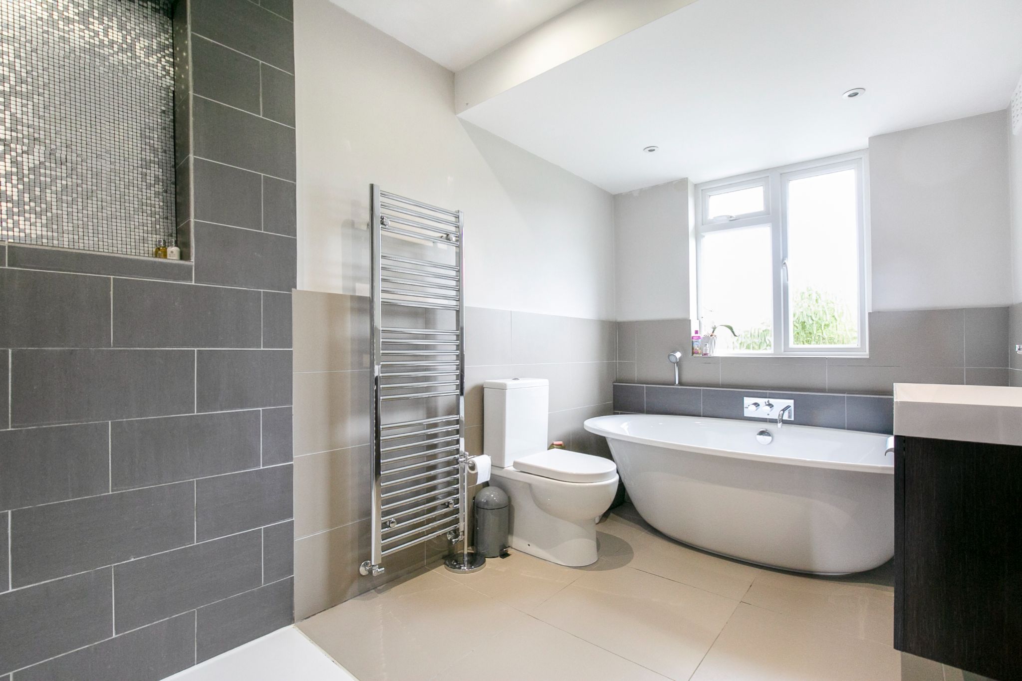4 bedroom semi-detached house Sale Agreed in Barnet - Photograph 6