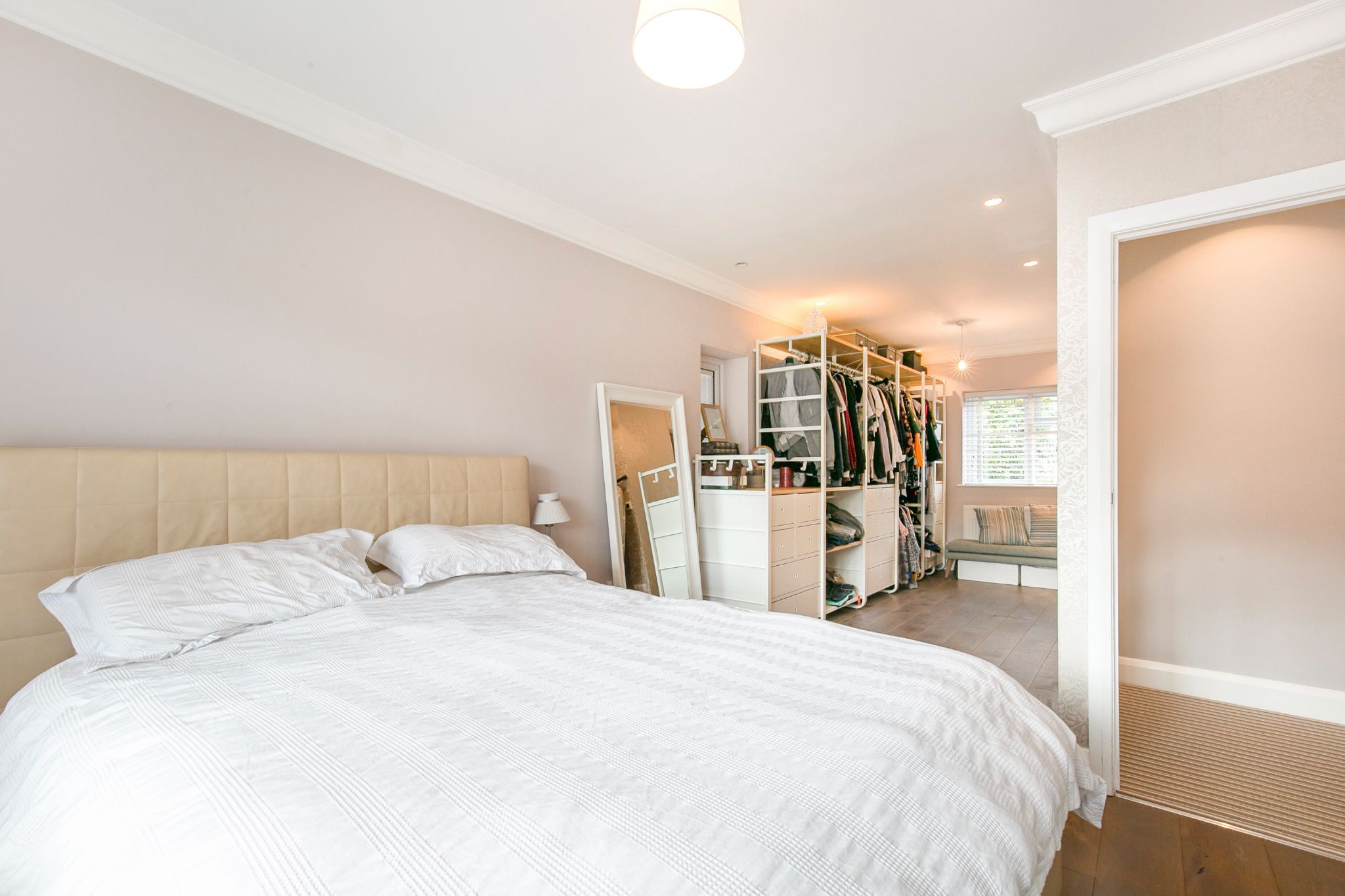 4 bedroom semi-detached house Sale Agreed in Barnet - Photograph 3