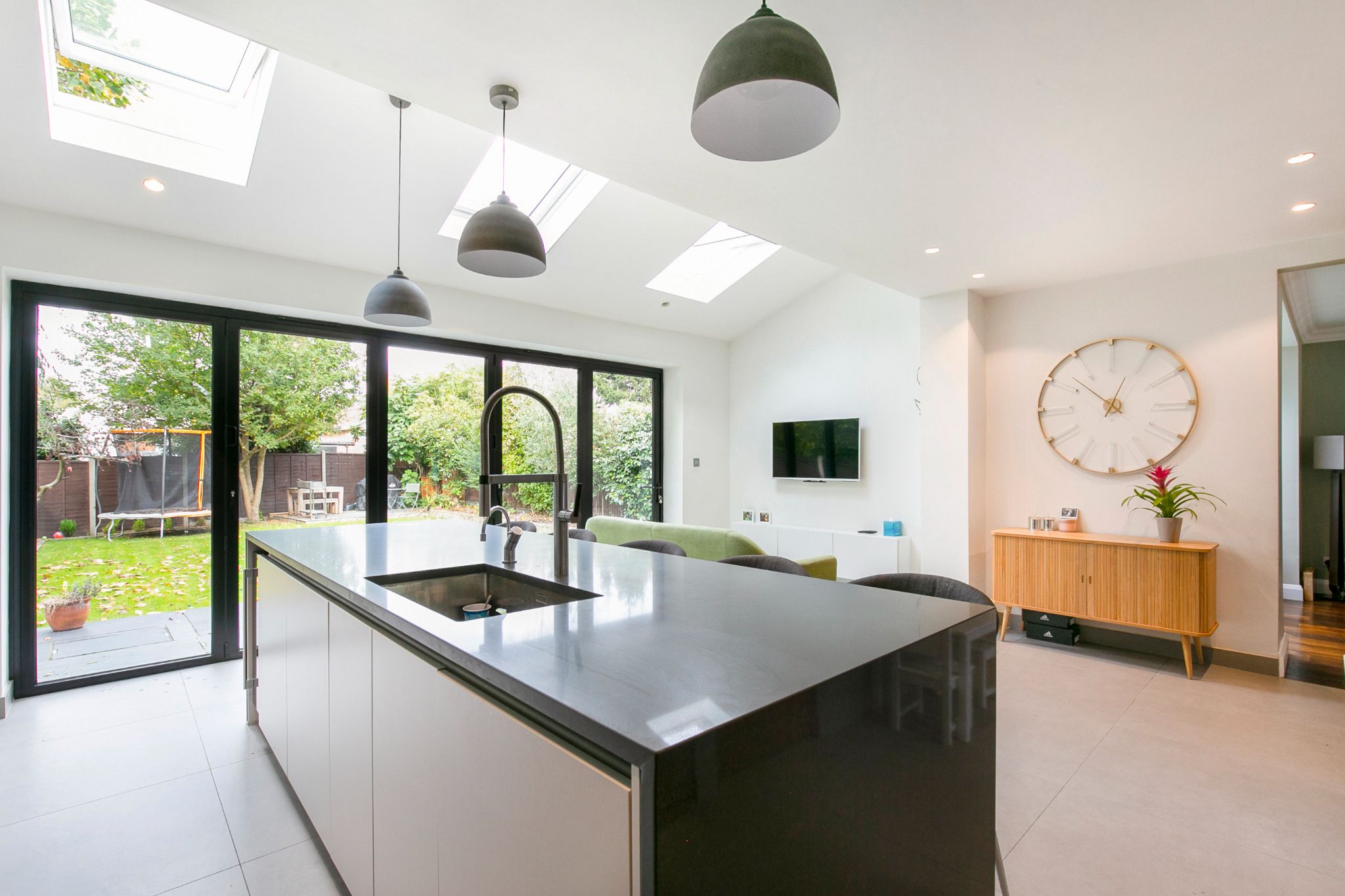 4 bedroom semi-detached house Sale Agreed in Barnet - Photograph 22