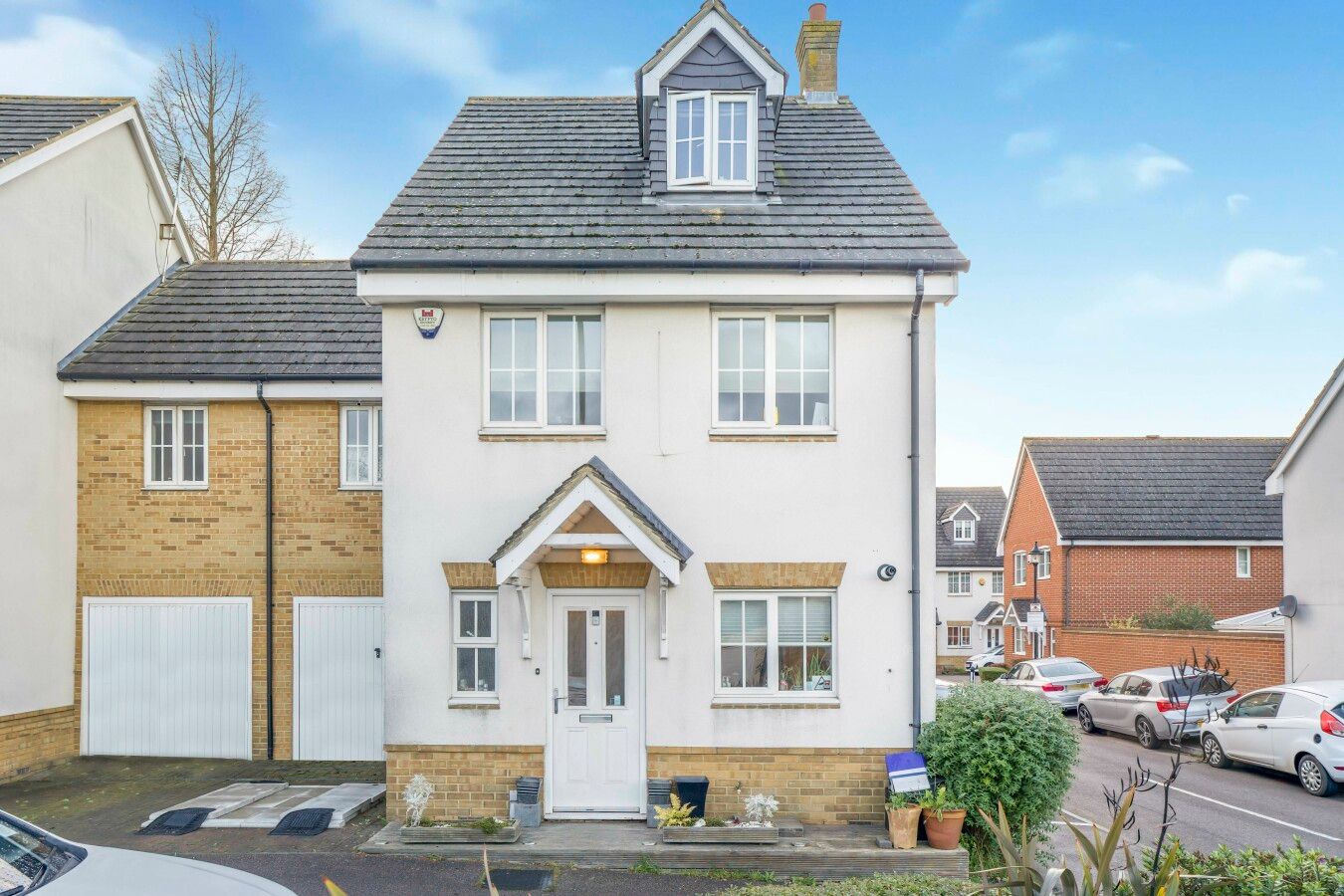 4 bedroom end terraced house For Sale in Potters Bar - Photograph 1